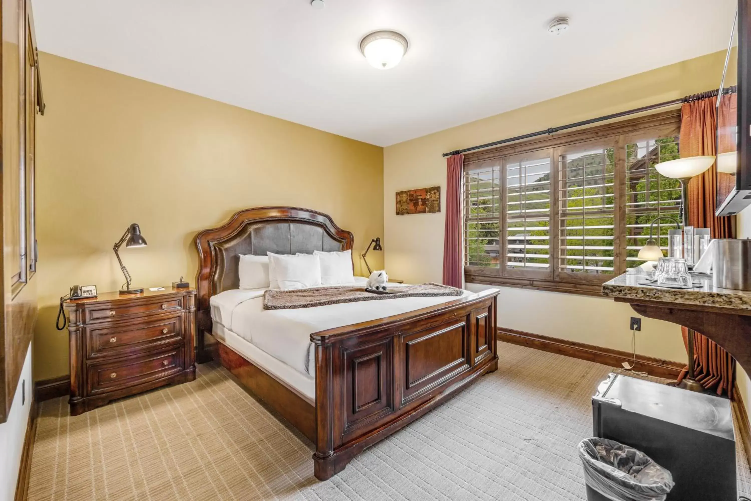 King Room in The White Buffalo Club King Room in The White Buffalo Club