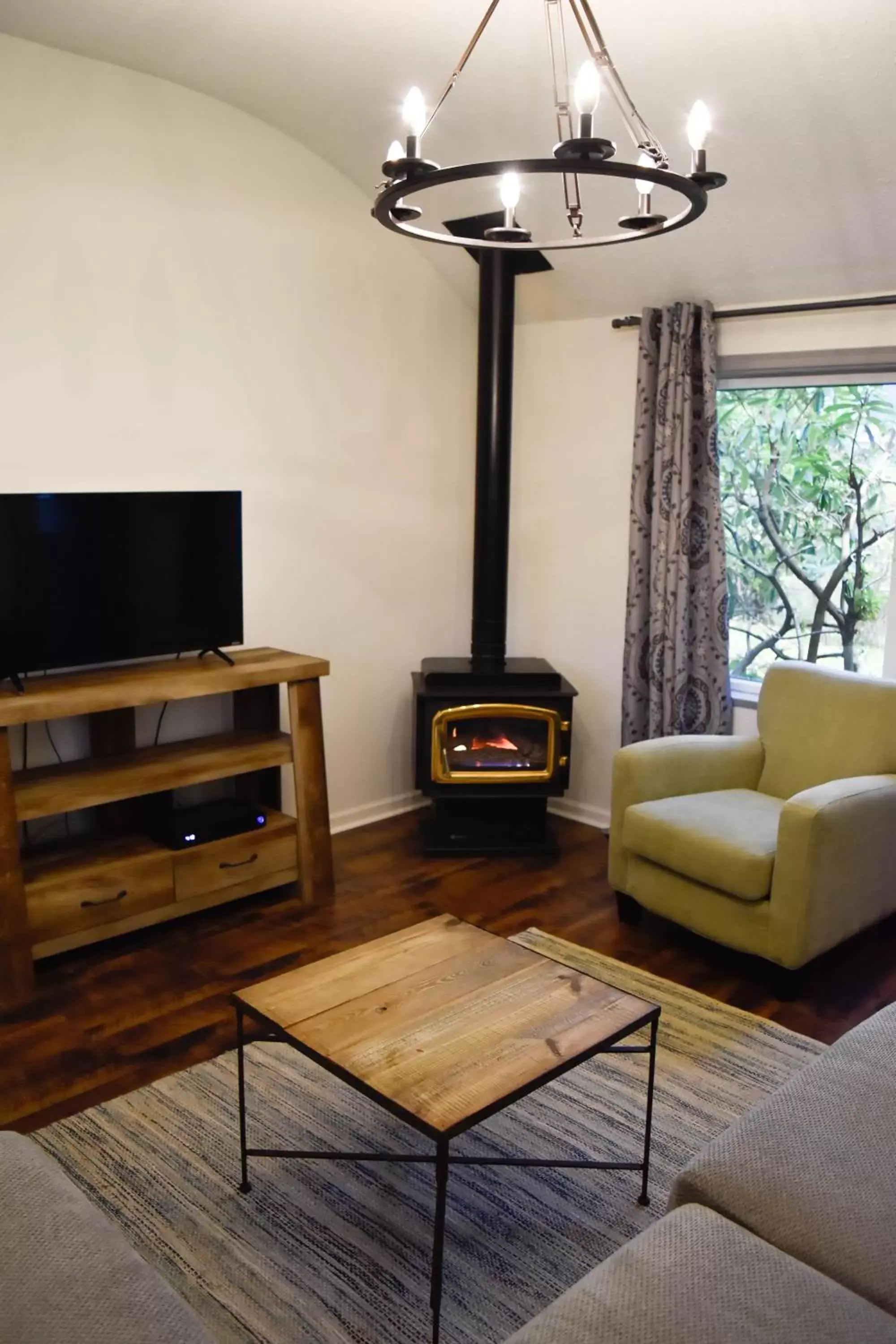 Living room, TV/Entertainment Center in Bramblebank Cottages