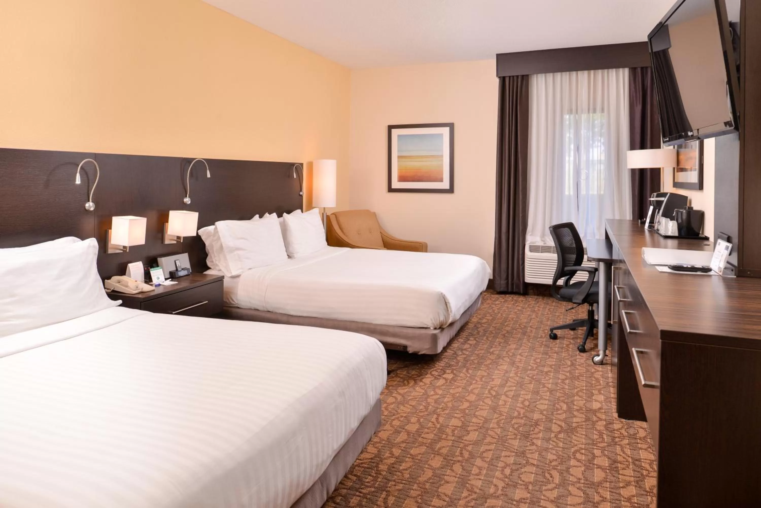 Photo of the whole room, Bed in Holiday Inn Express & Suites Topeka West I-70 Wanamaker by IHG