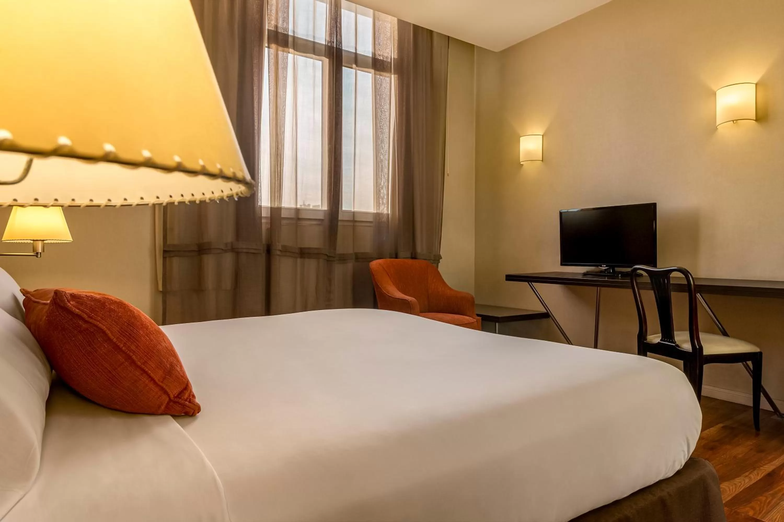 Bedroom, Bed in Gran Hotel Argentino