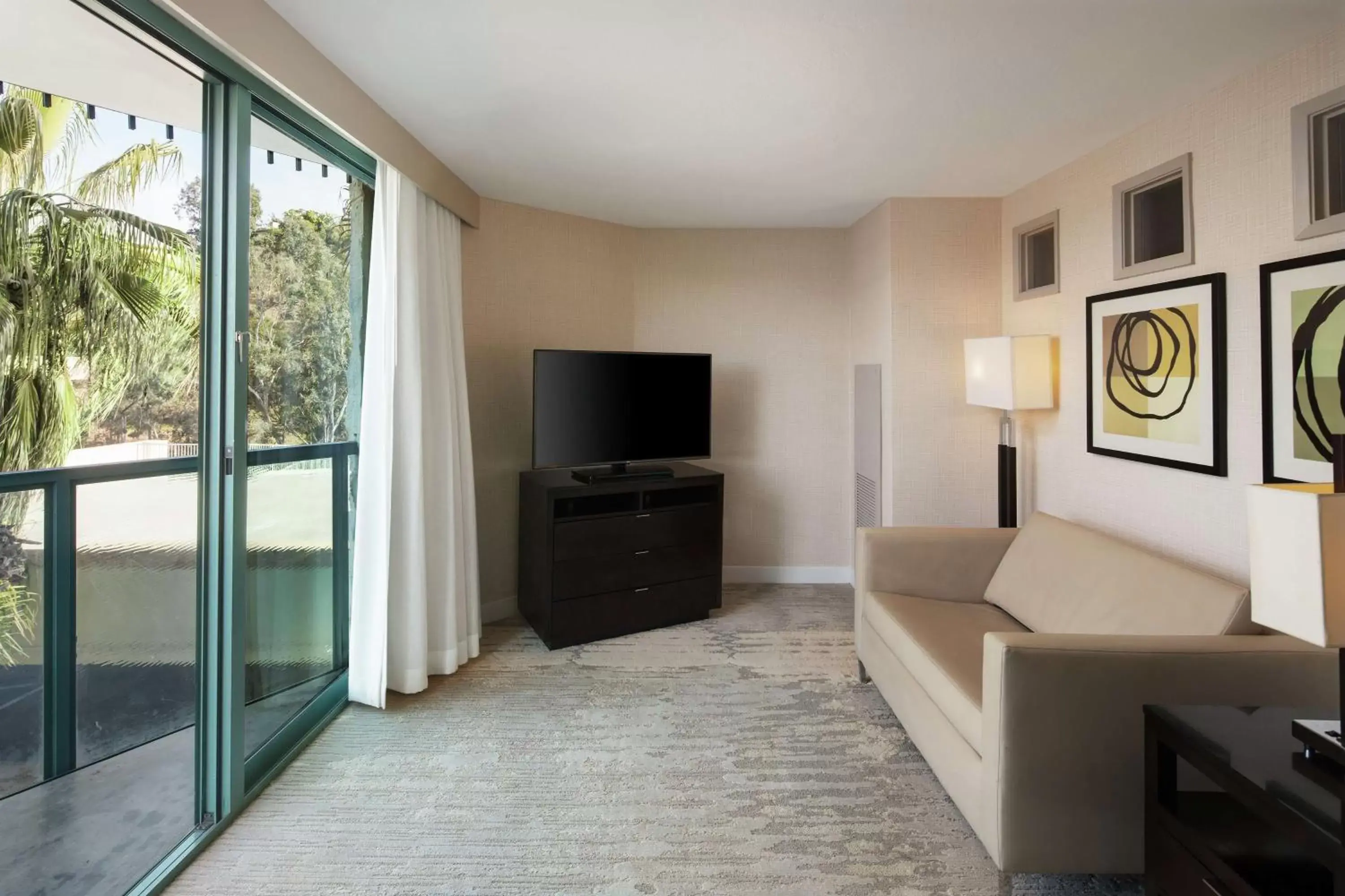 Bedroom, TV/Entertainment Center in DoubleTree By Hilton San Diego Hotel Circle