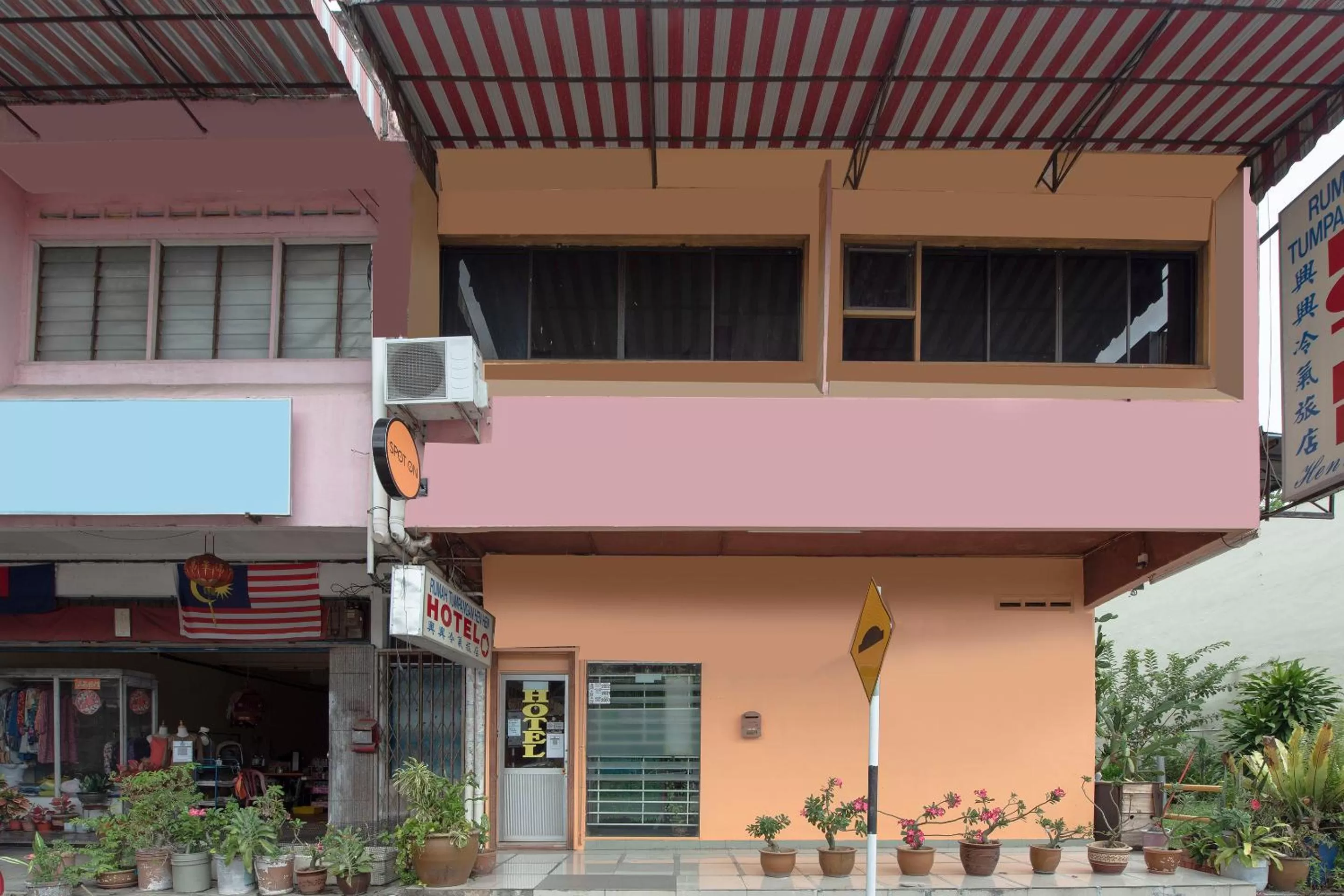 Facade/entrance, Property Building in SPOT ON 90305 Hen Hen Hotel