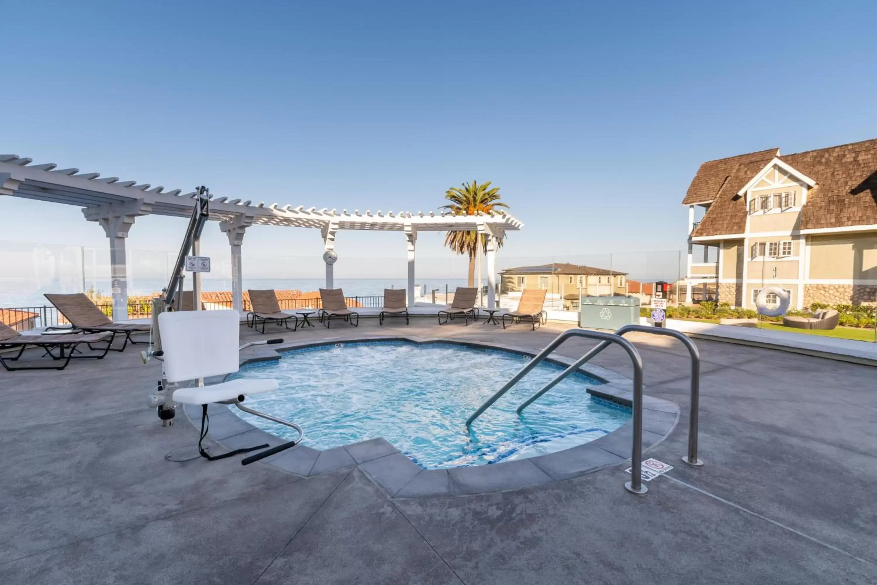 Hot Tub, Swimming Pool in Carlsbad Inn Beach Resort