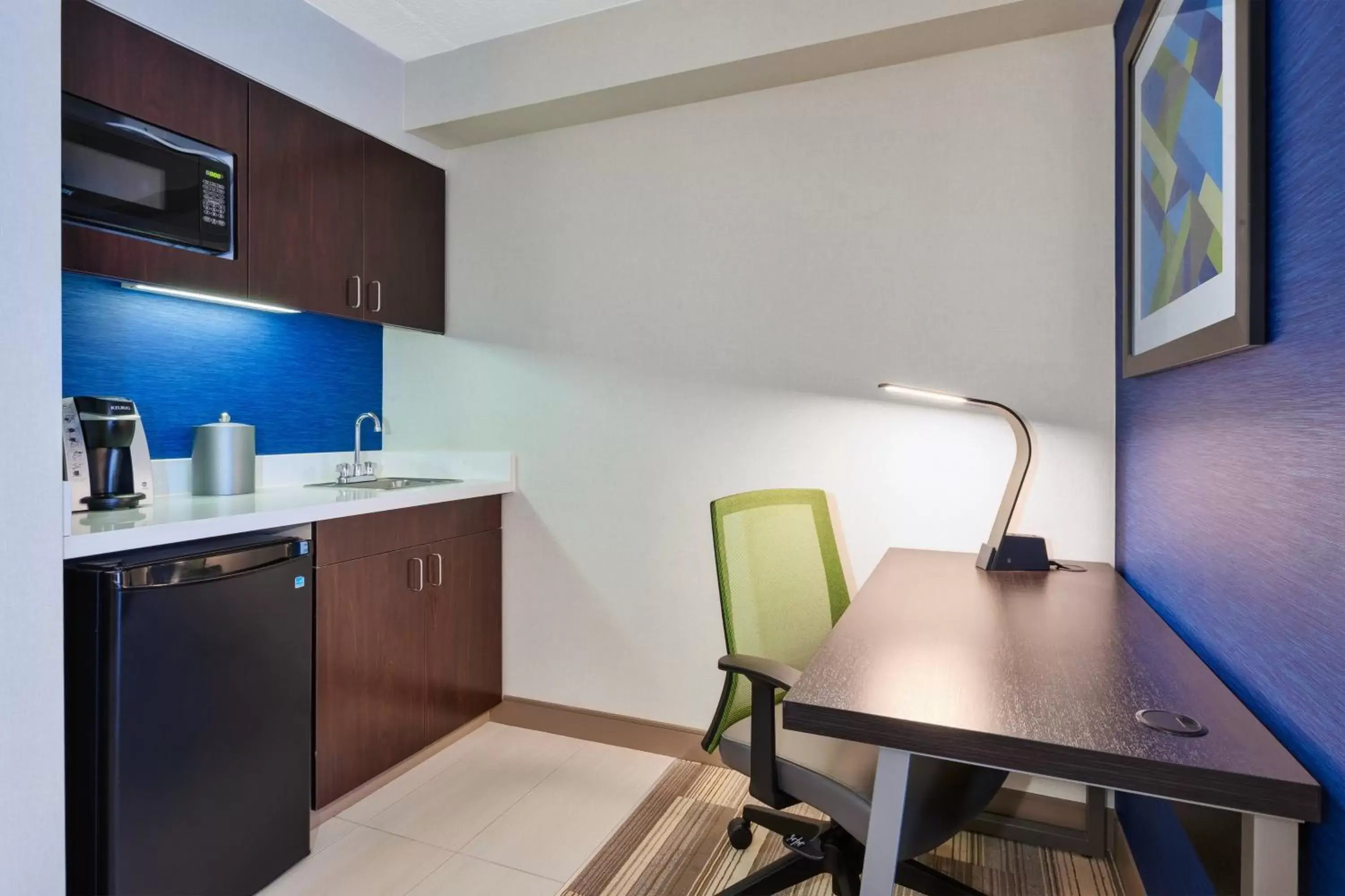 Photo of the whole room, Kitchen/Kitchenette in Holiday Inn Express Blacksburg, an IHG Hotel
