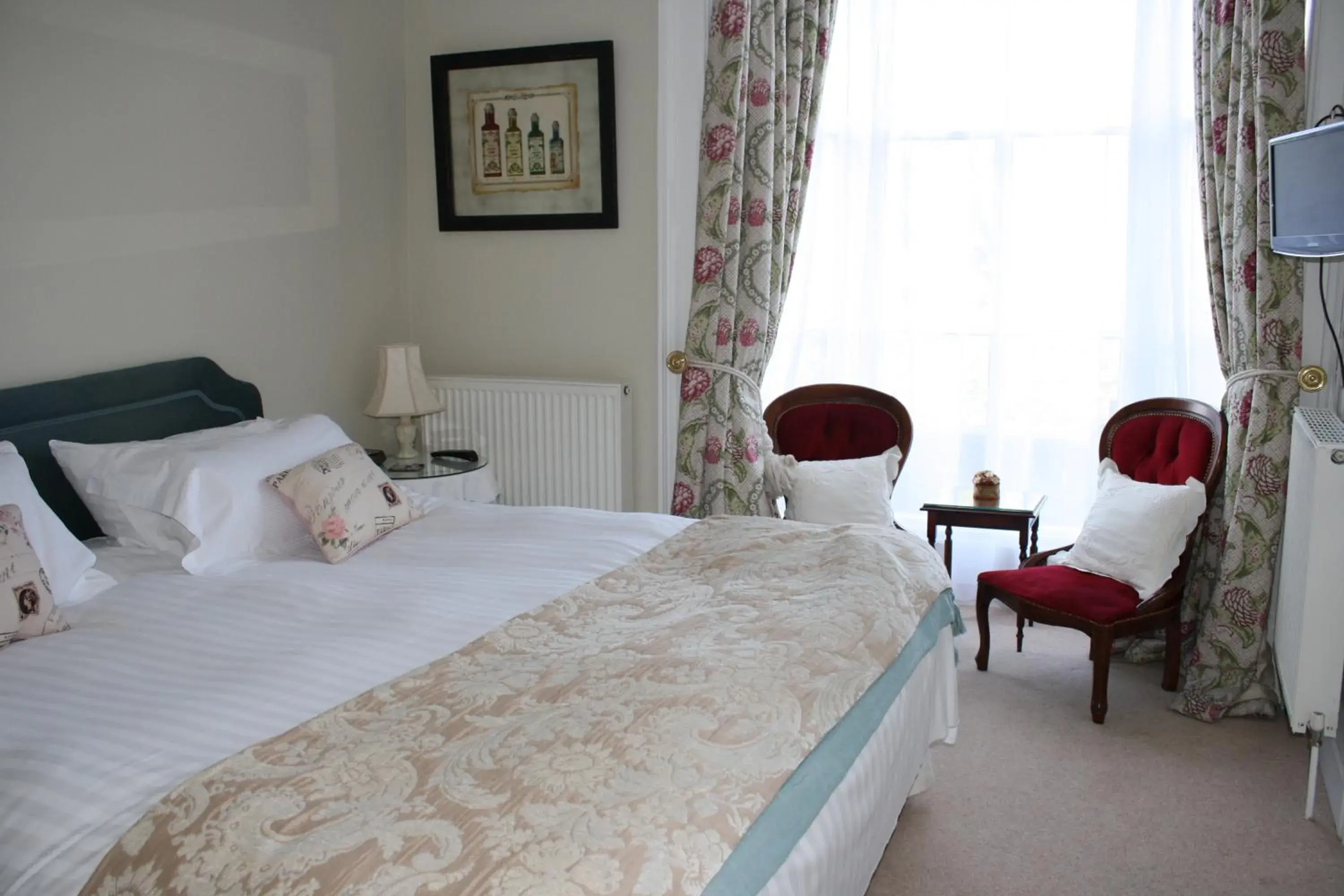 Bed in Holmwood House Guest Accommodation