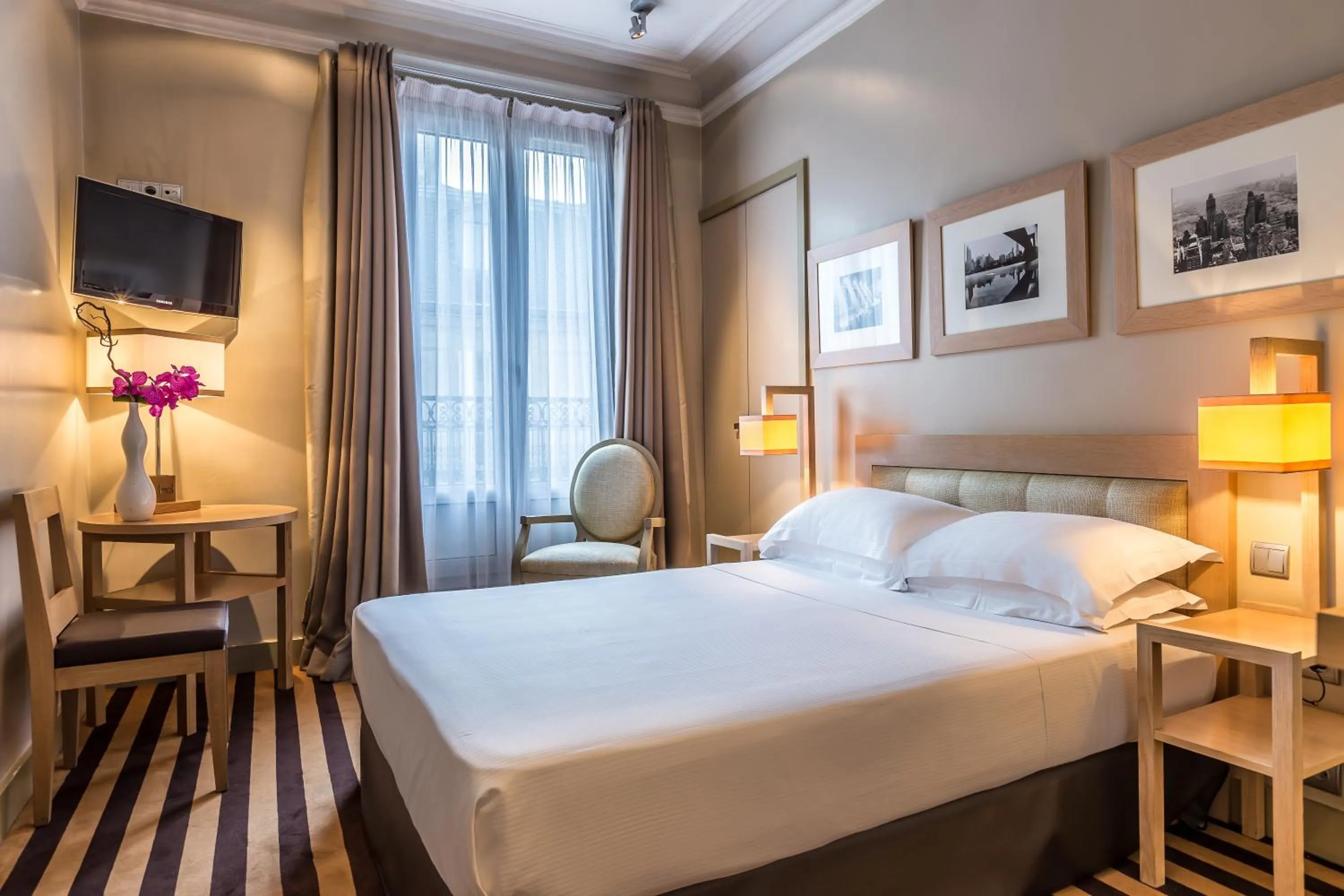 Photo of the whole room, Bed in Hotel Duret Paris Champs Elysées