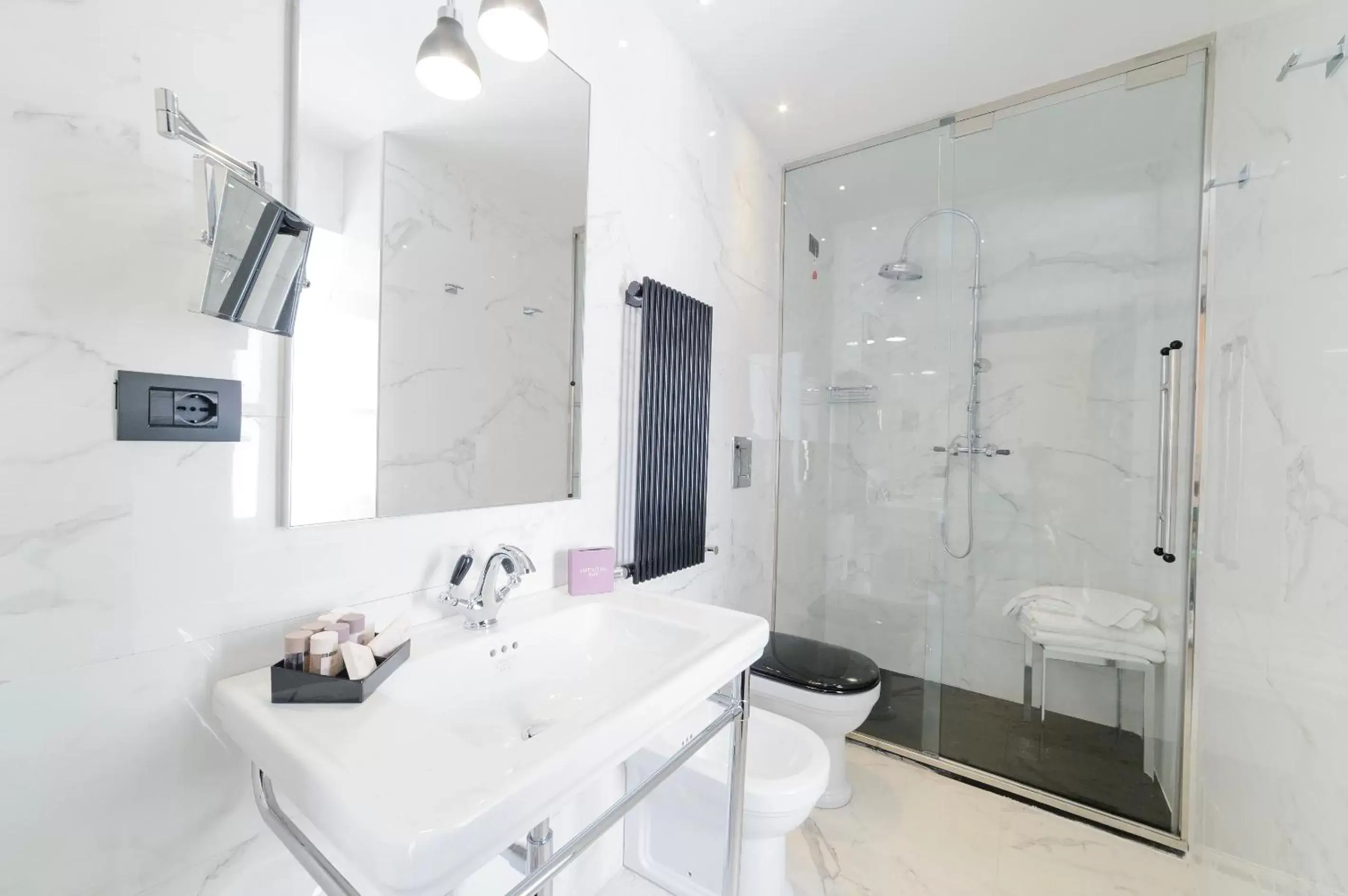 Shower, Bathroom in Roma Luxus Hotel
