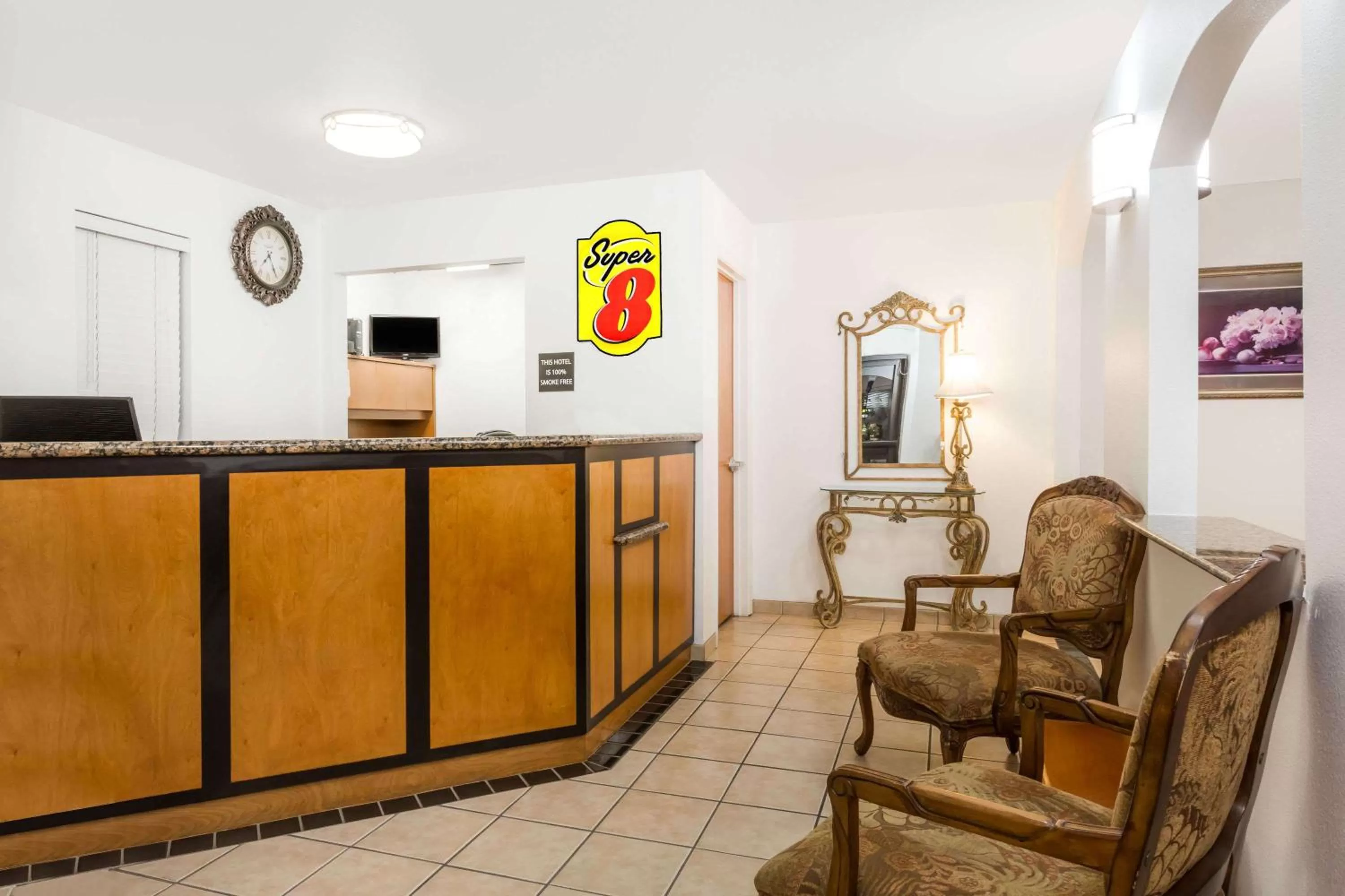 Lobby or reception in Super 8 by Wyndham Cloverdale Wine Country