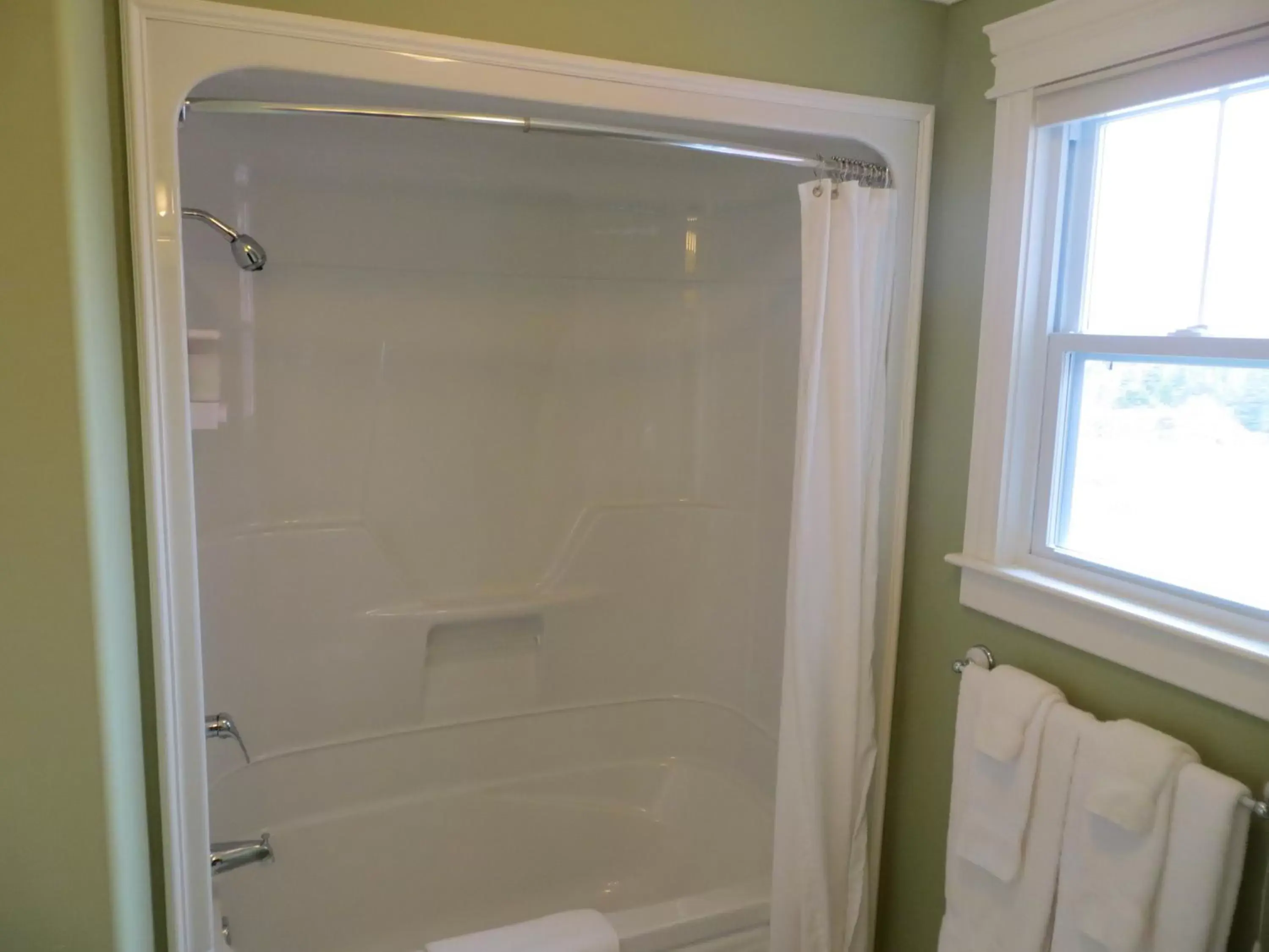 Shower, Bathroom in Lancaster Inn B&B