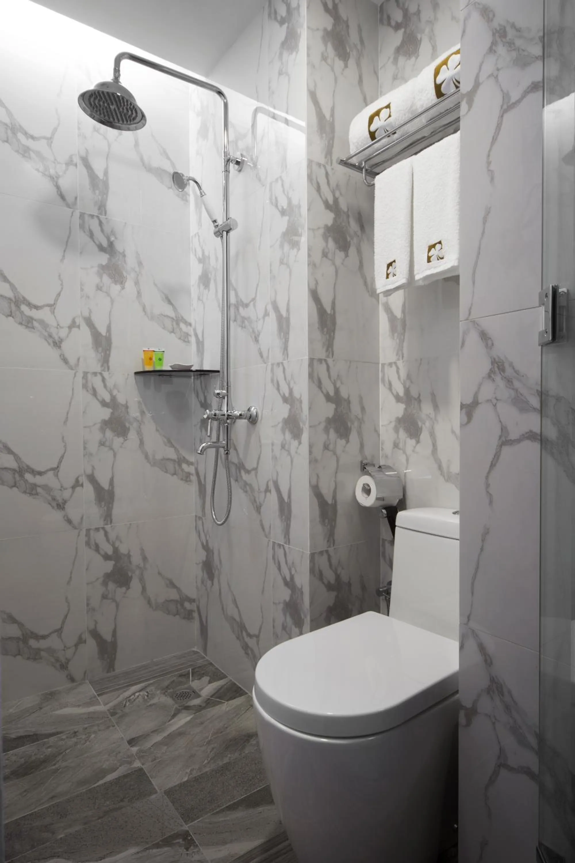 Toilet in Hotel Clover 7