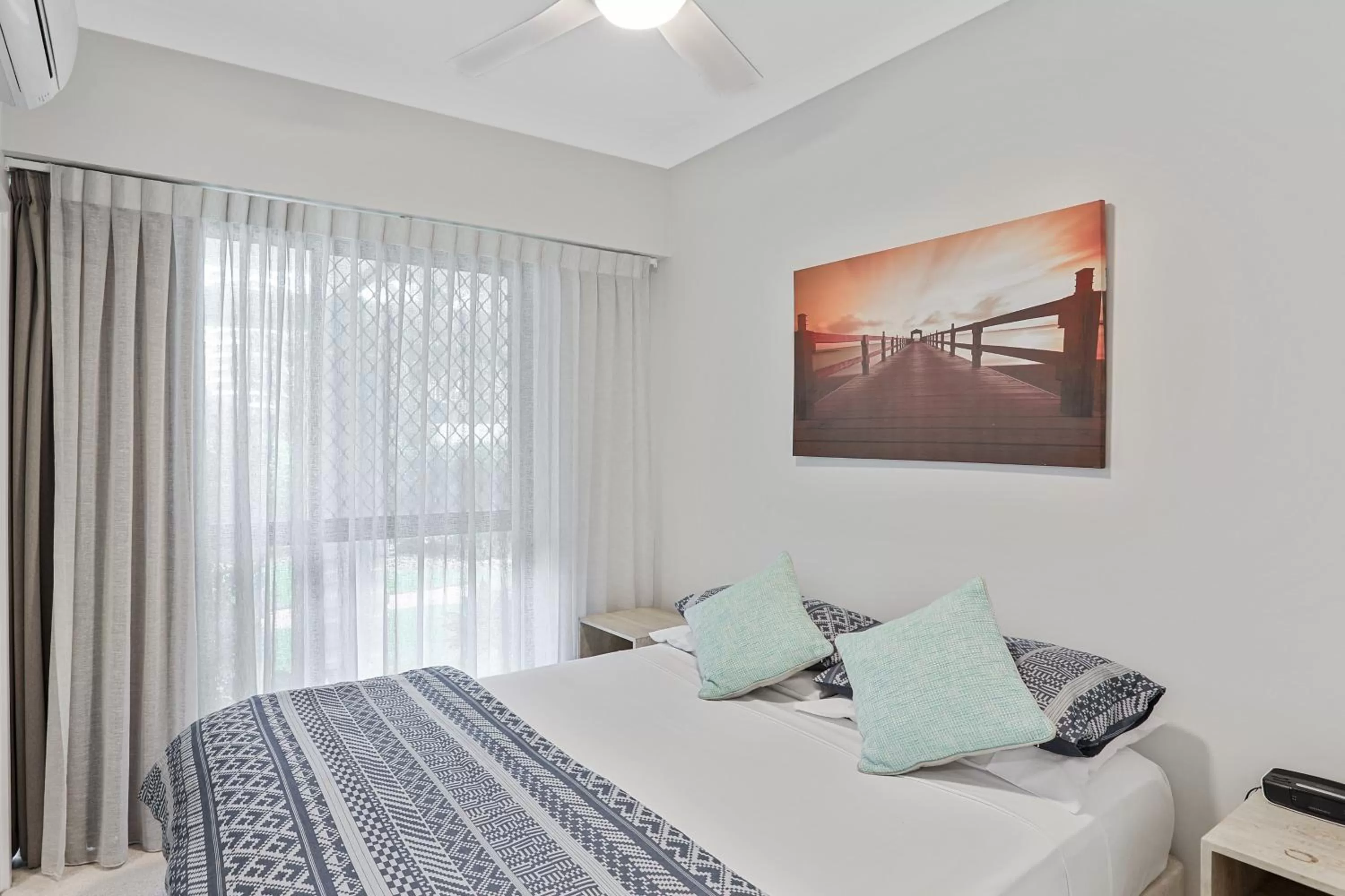 Bedroom, Bed in De Ville Apartments