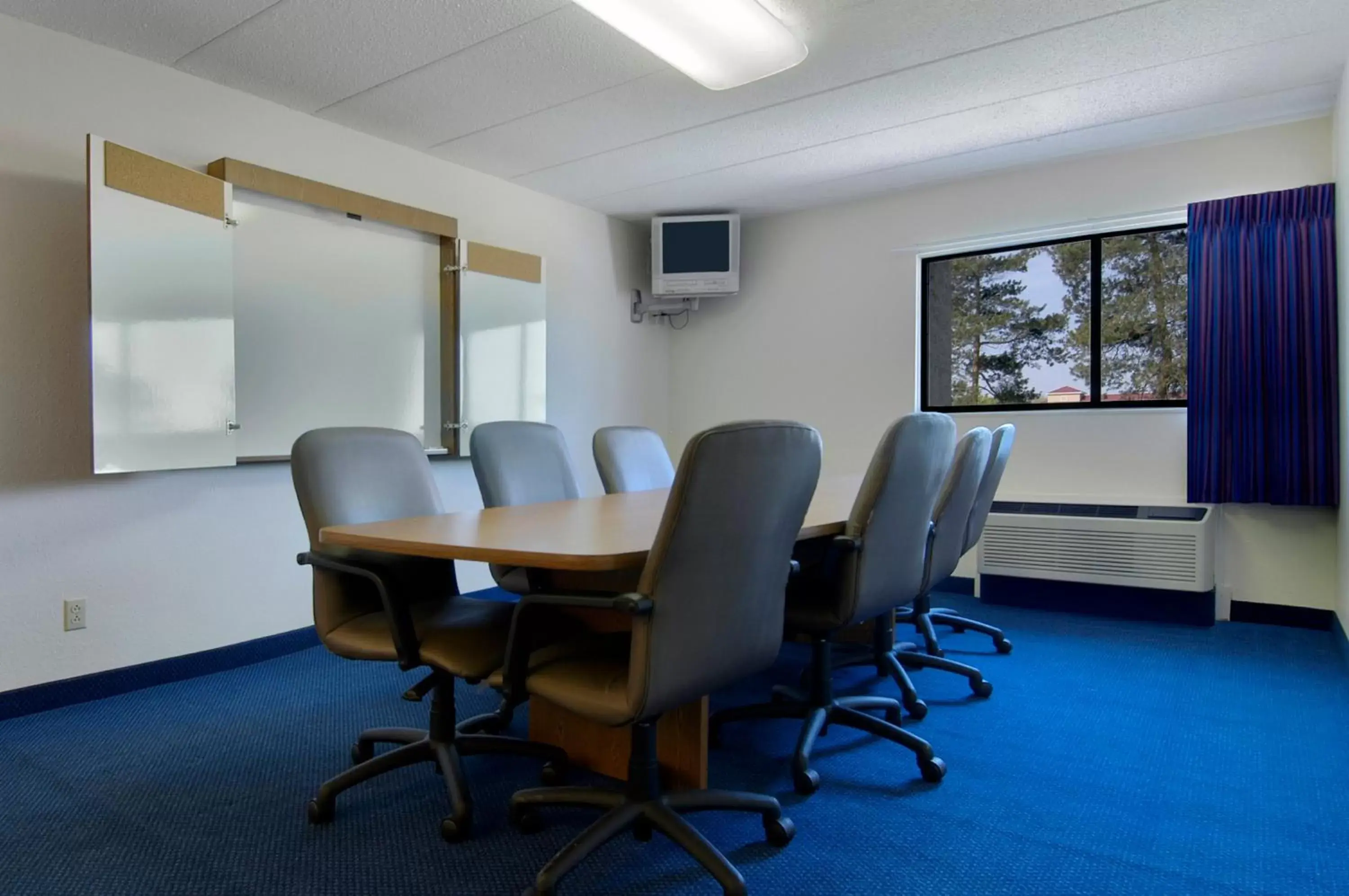 Meeting/conference room in Red Roof Inn Cleveland Airport - Middleburg Heights