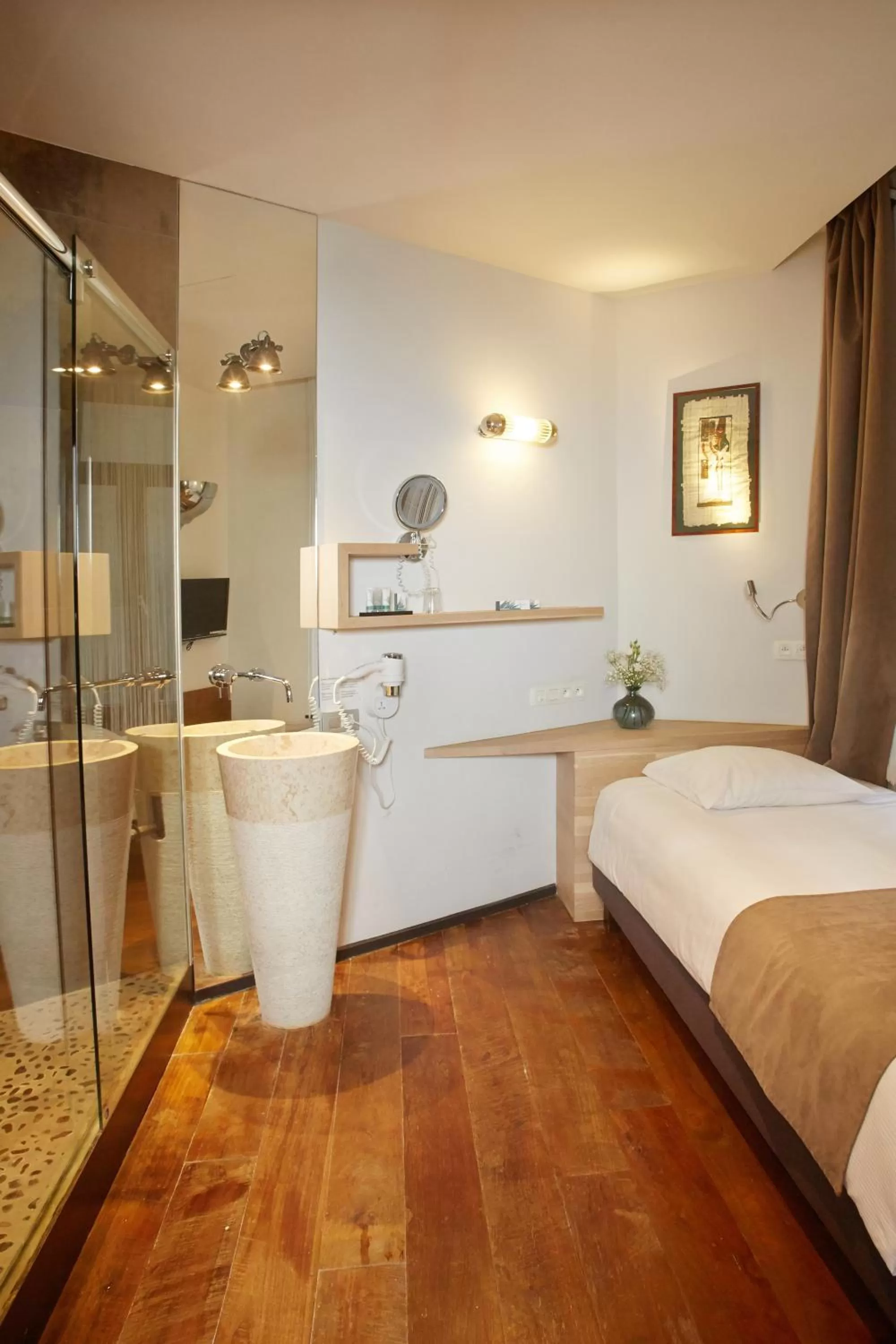 Shower, Bed in Boutique Hotel Saint-Géry