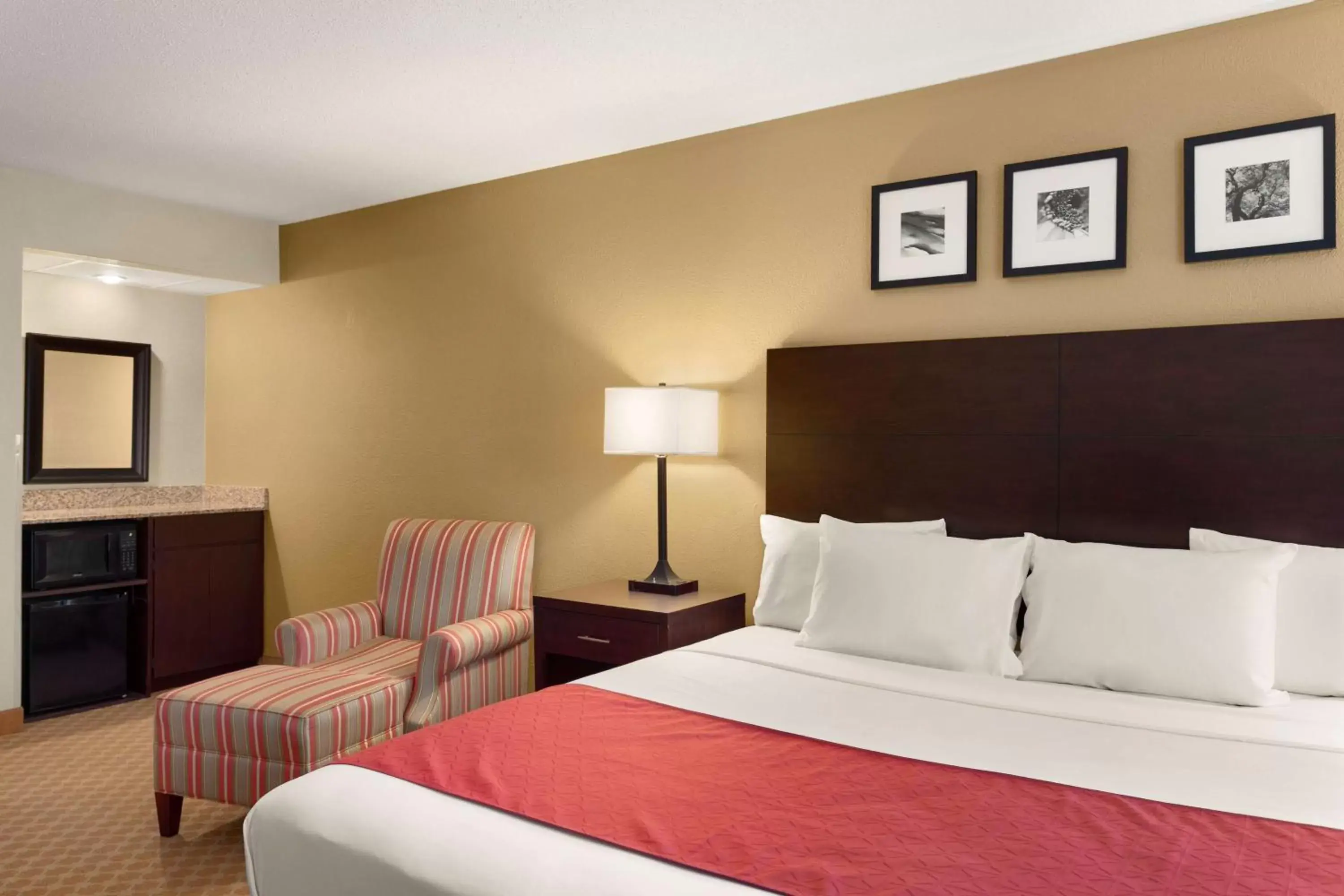 Photo of the whole room, Bed in Country Inn & Suites by Radisson, Coon Rapids, MN