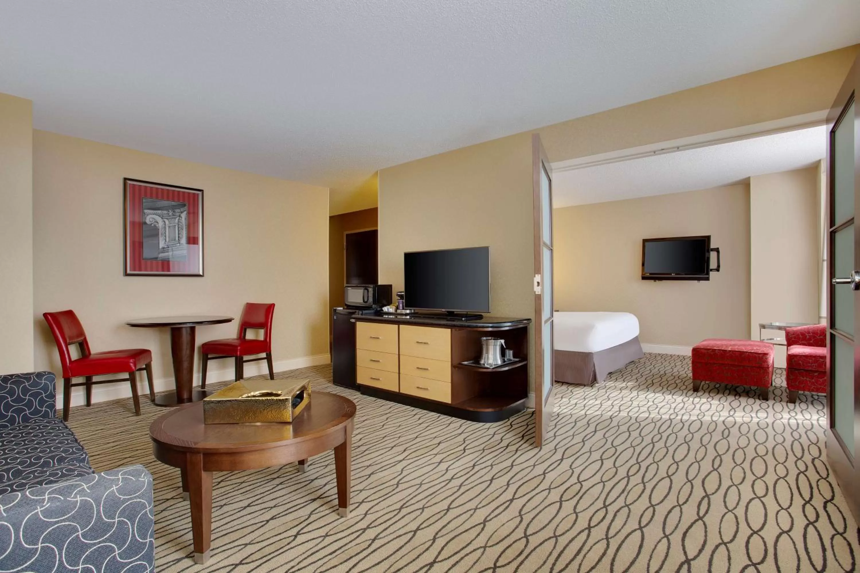 Living room, Bed in Hilton Rosemont Chicago O'Hare