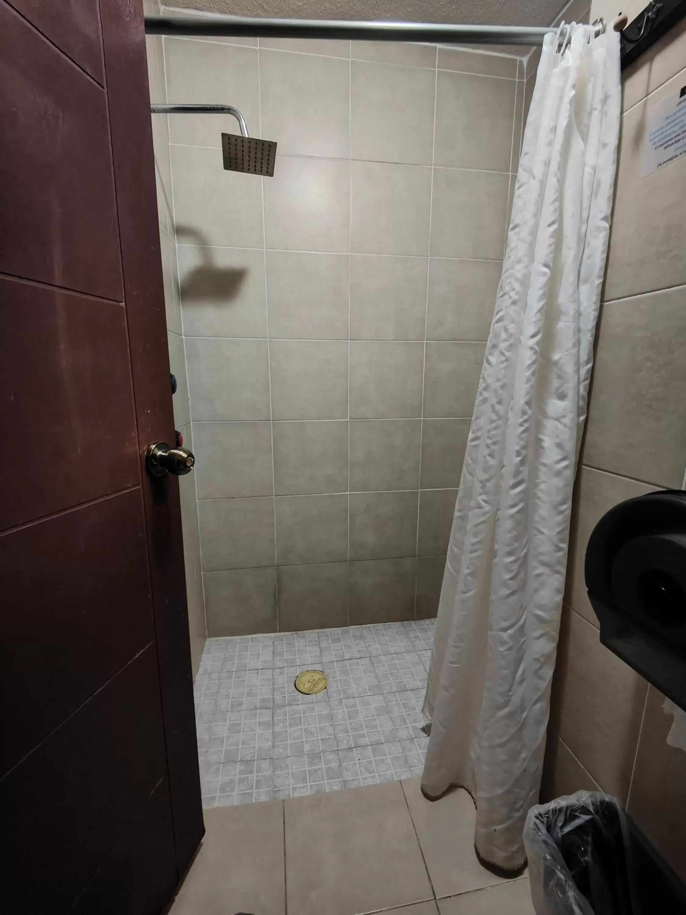 Shower, Bathroom in Hotel 1988 Guanajuato