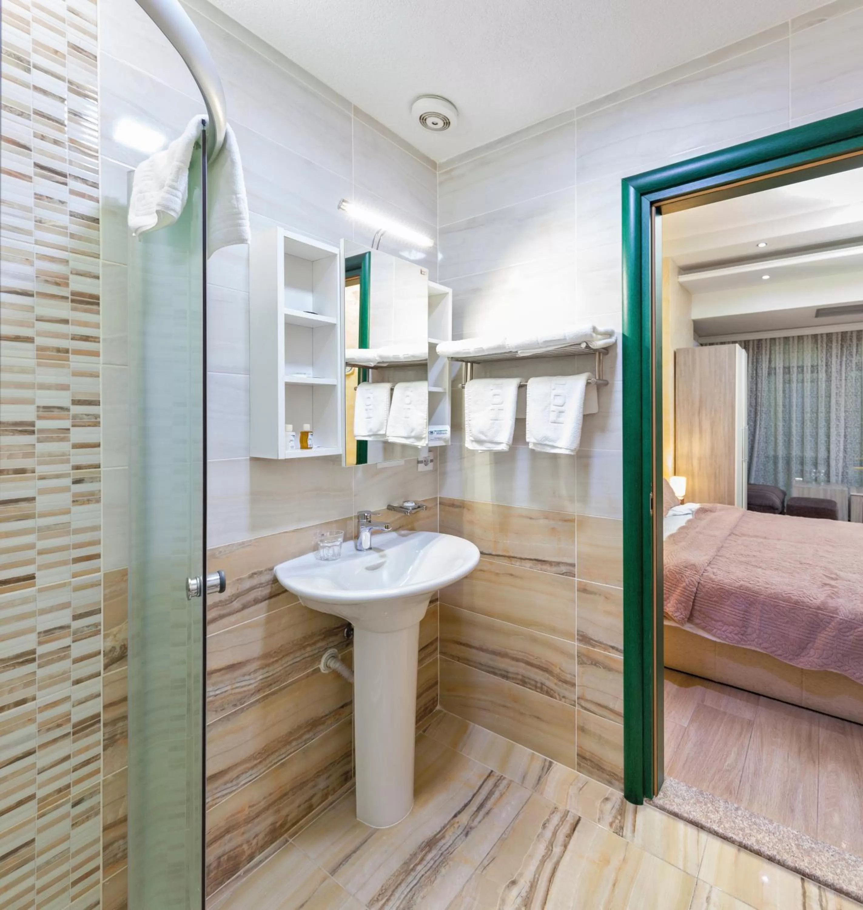 Bathroom, Bed in Hotel Green Center Gili