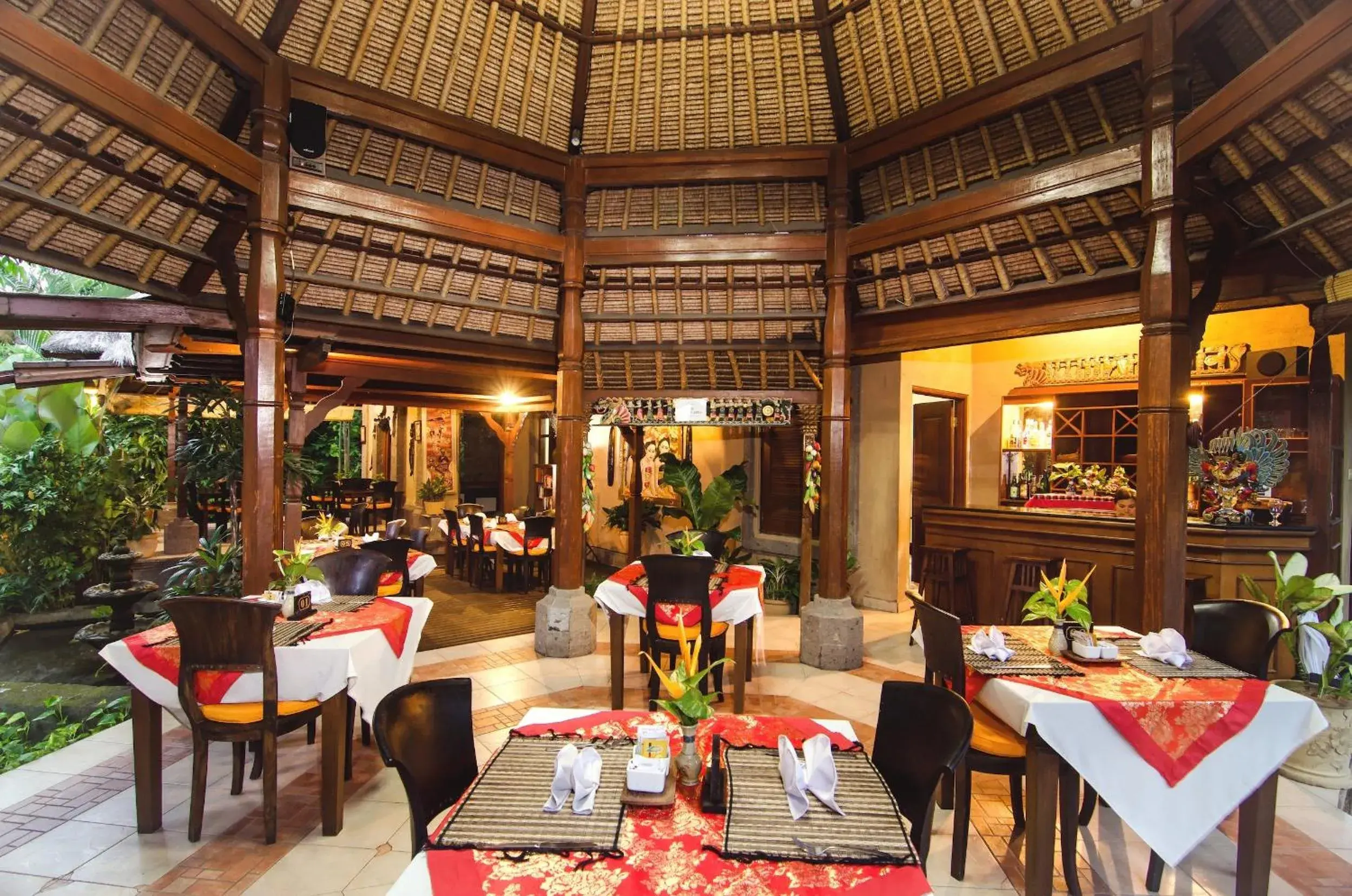 Restaurant/Places to Eat in Sri Phala Resort & Villa