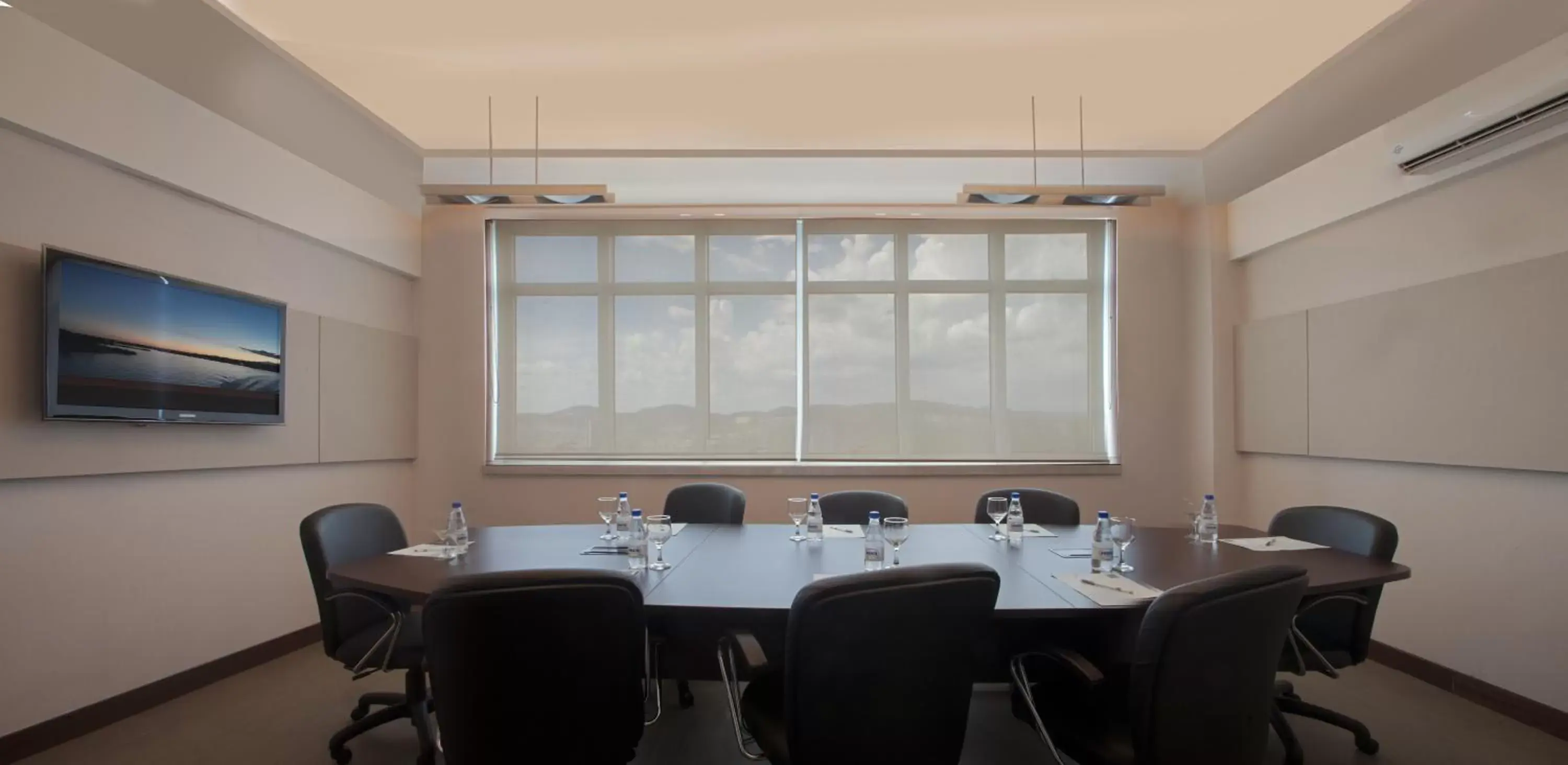 Meeting/conference room in Quality Suites Alphaville