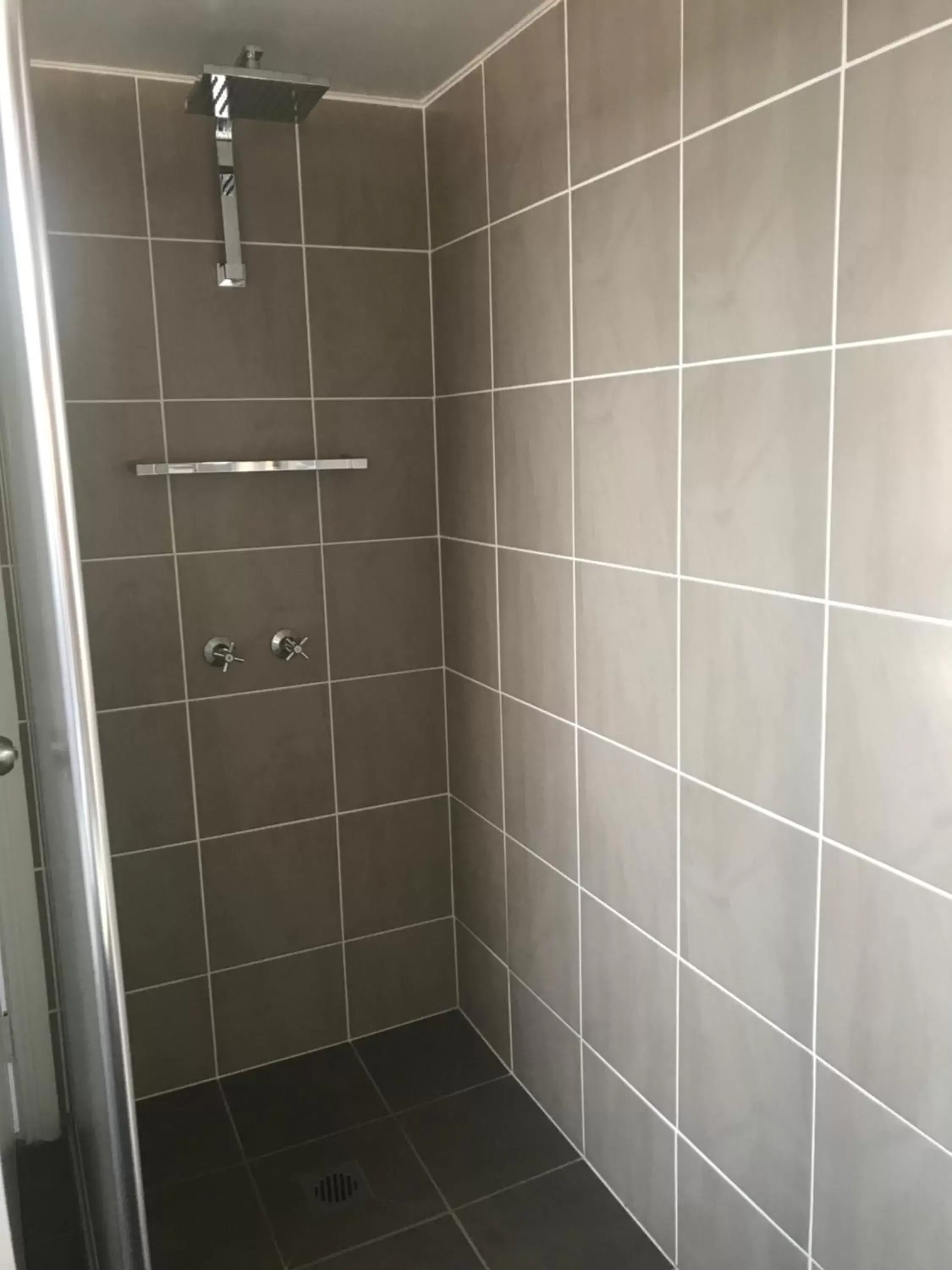 Shower, Bathroom in Acacia Motor Lodge