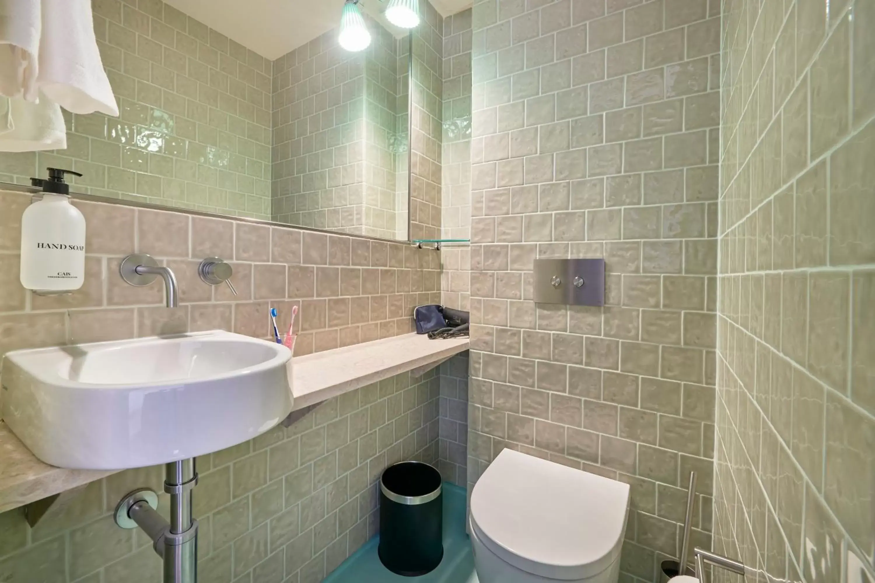Toilet, Bathroom in Cais Urban Lodge