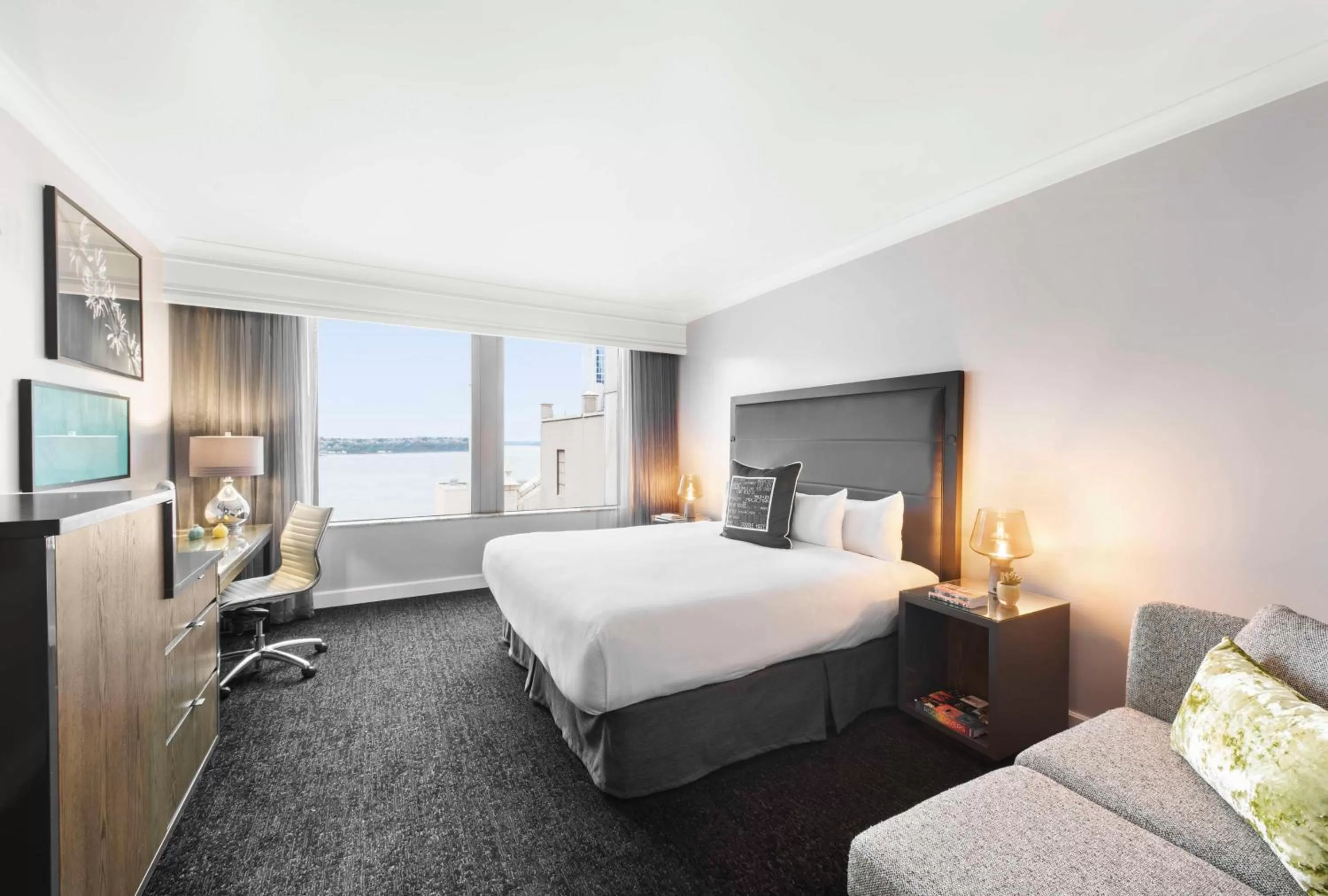 Living room, Bed in Hilton Motif Seattle