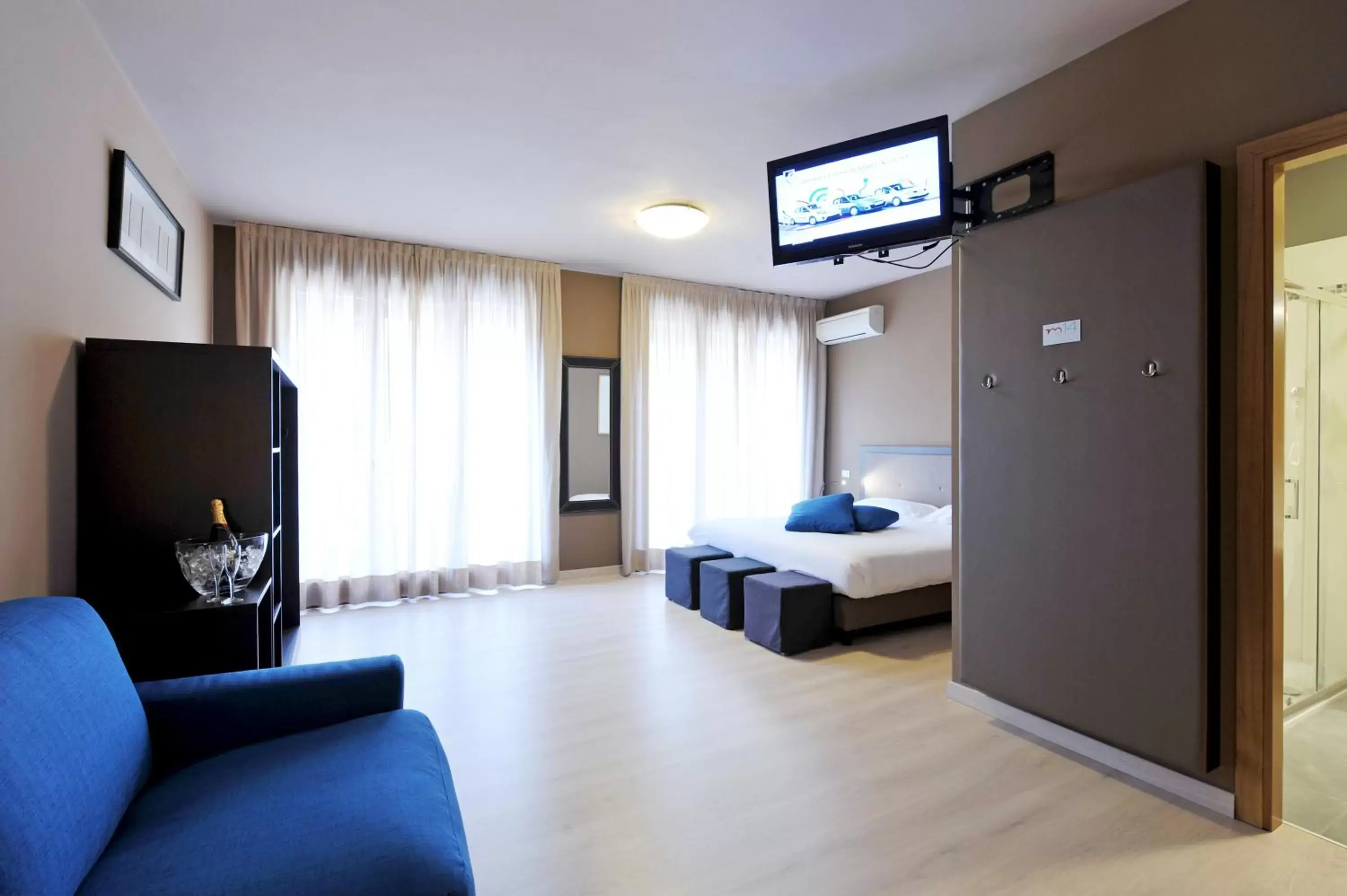 Bed, TV/Entertainment Center in Hotel M14
