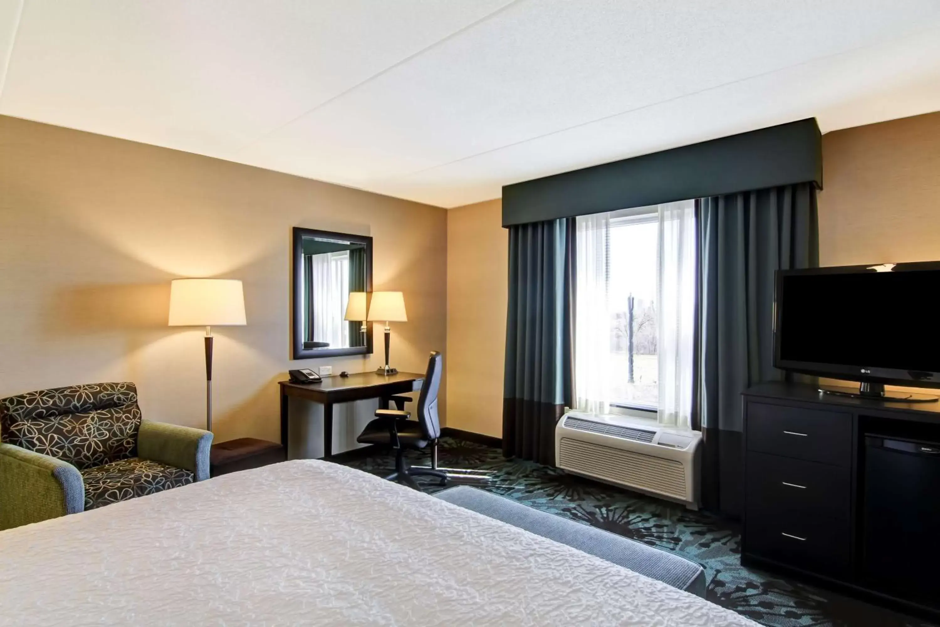 Bed, TV/Entertainment Center in Hampton Inn by Hilton Toronto Airport Corporate Centre