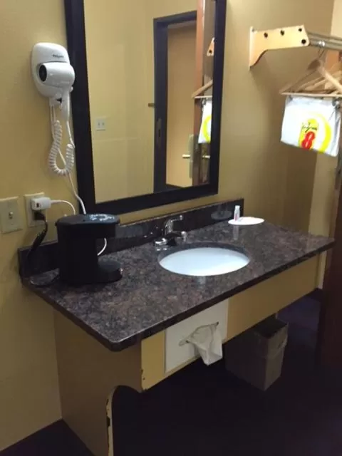 Super 8 by Wyndham Okawville