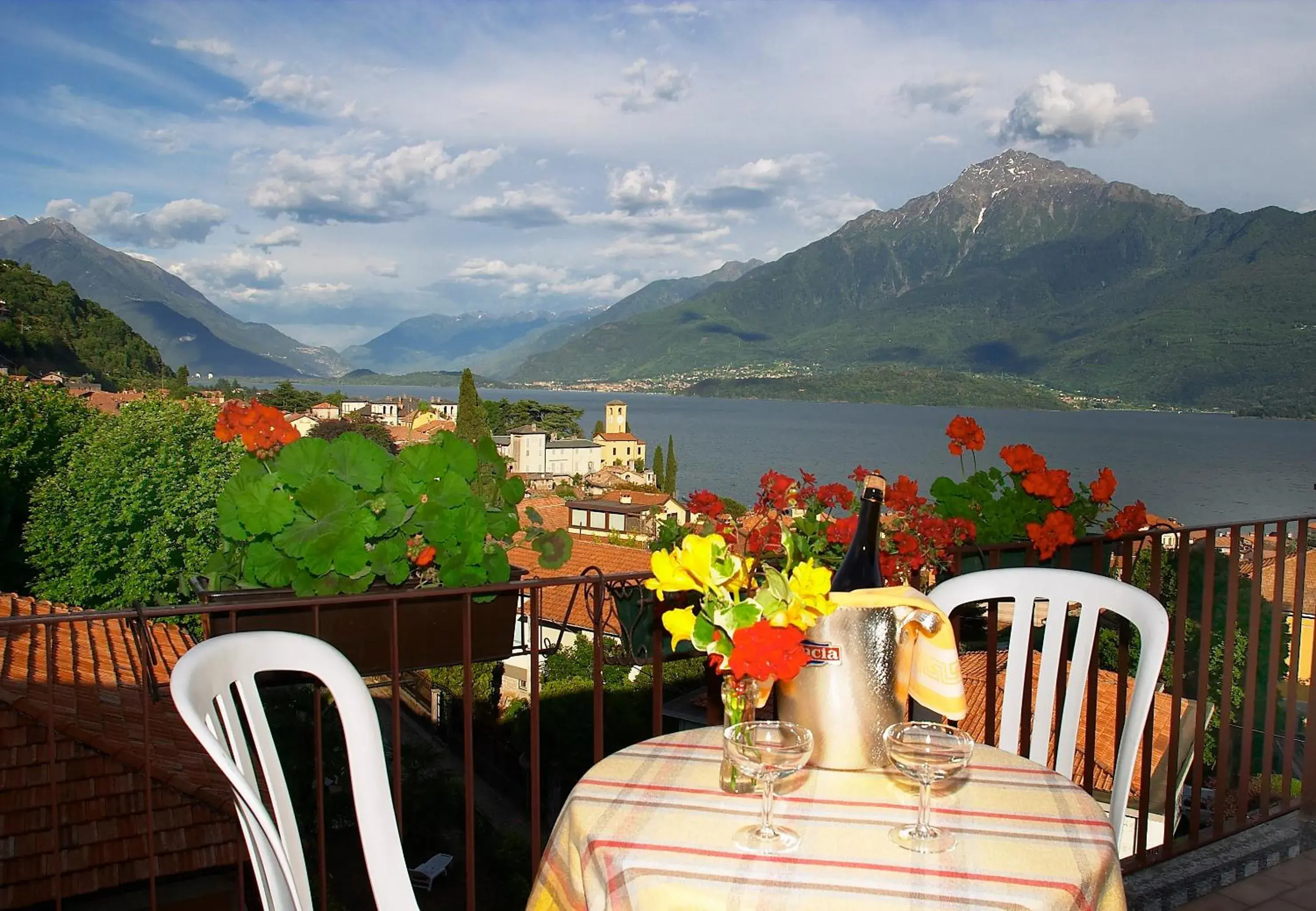 Balcony/Terrace, Mountain View in Hotel 2000