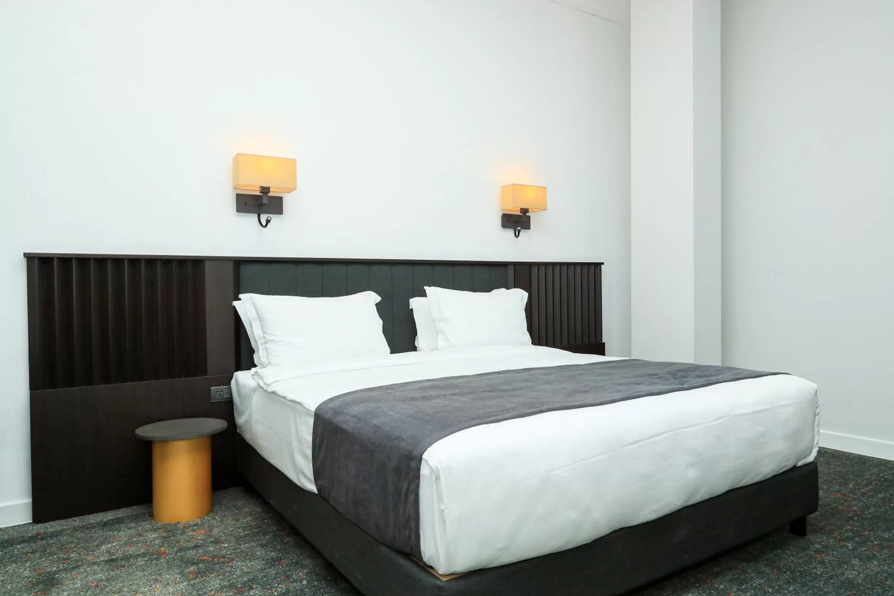 Bedroom, Bed in Pine Astoria Hotel