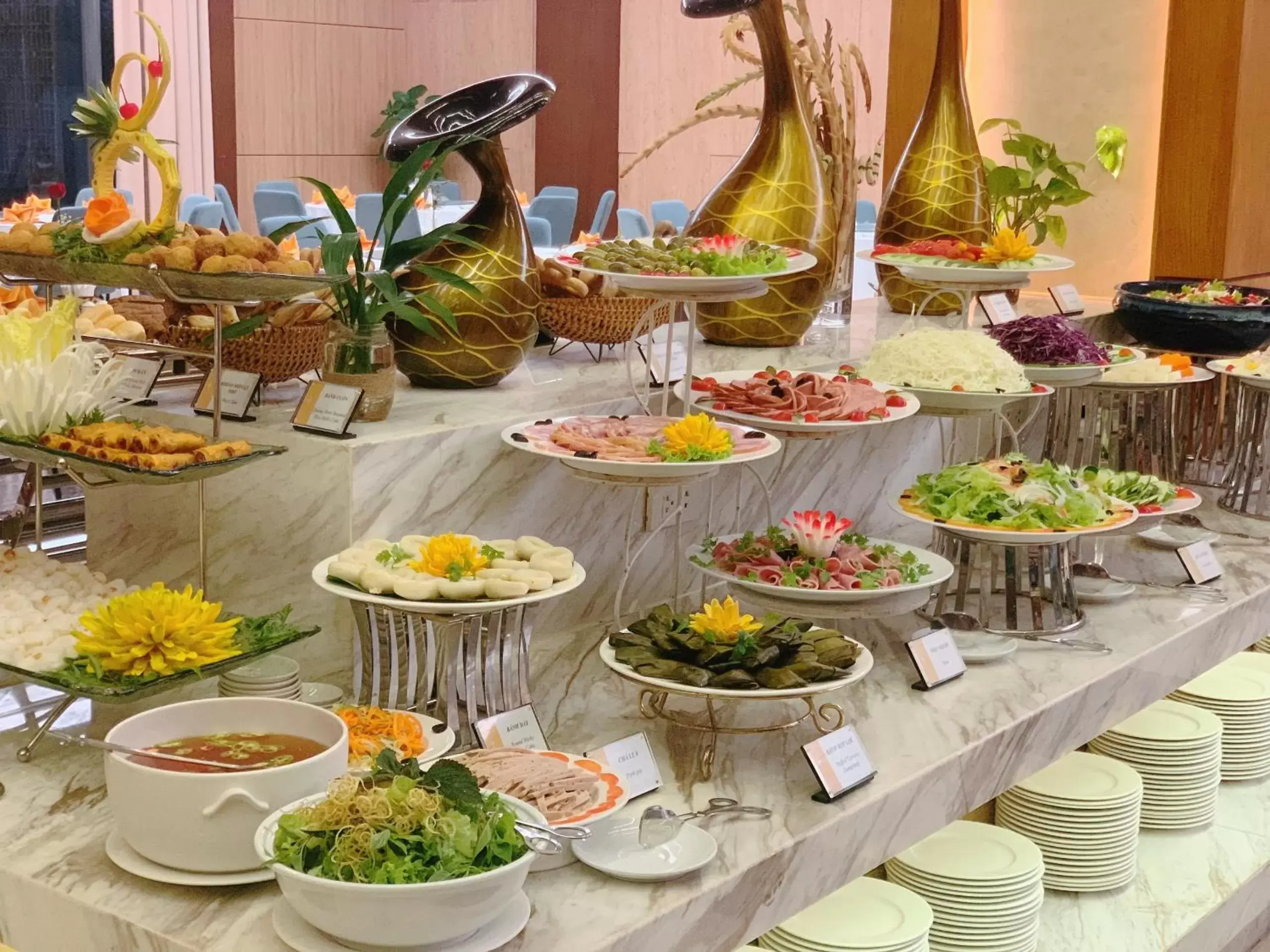 Food and drinks in Muong Thanh Luxury Nhat Le Hotel