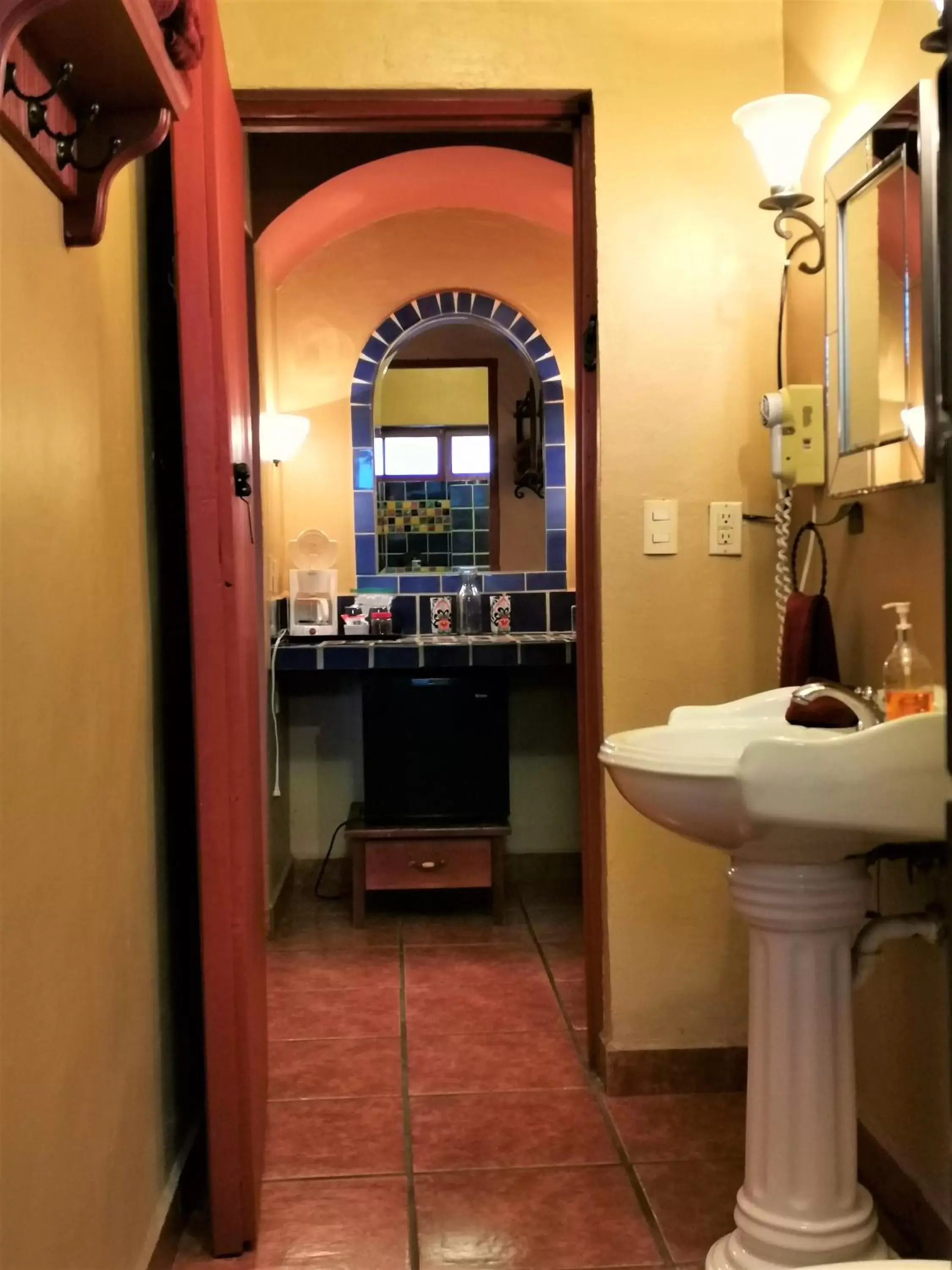Coffee/tea facilities, Bathroom in Casa de Leyendas