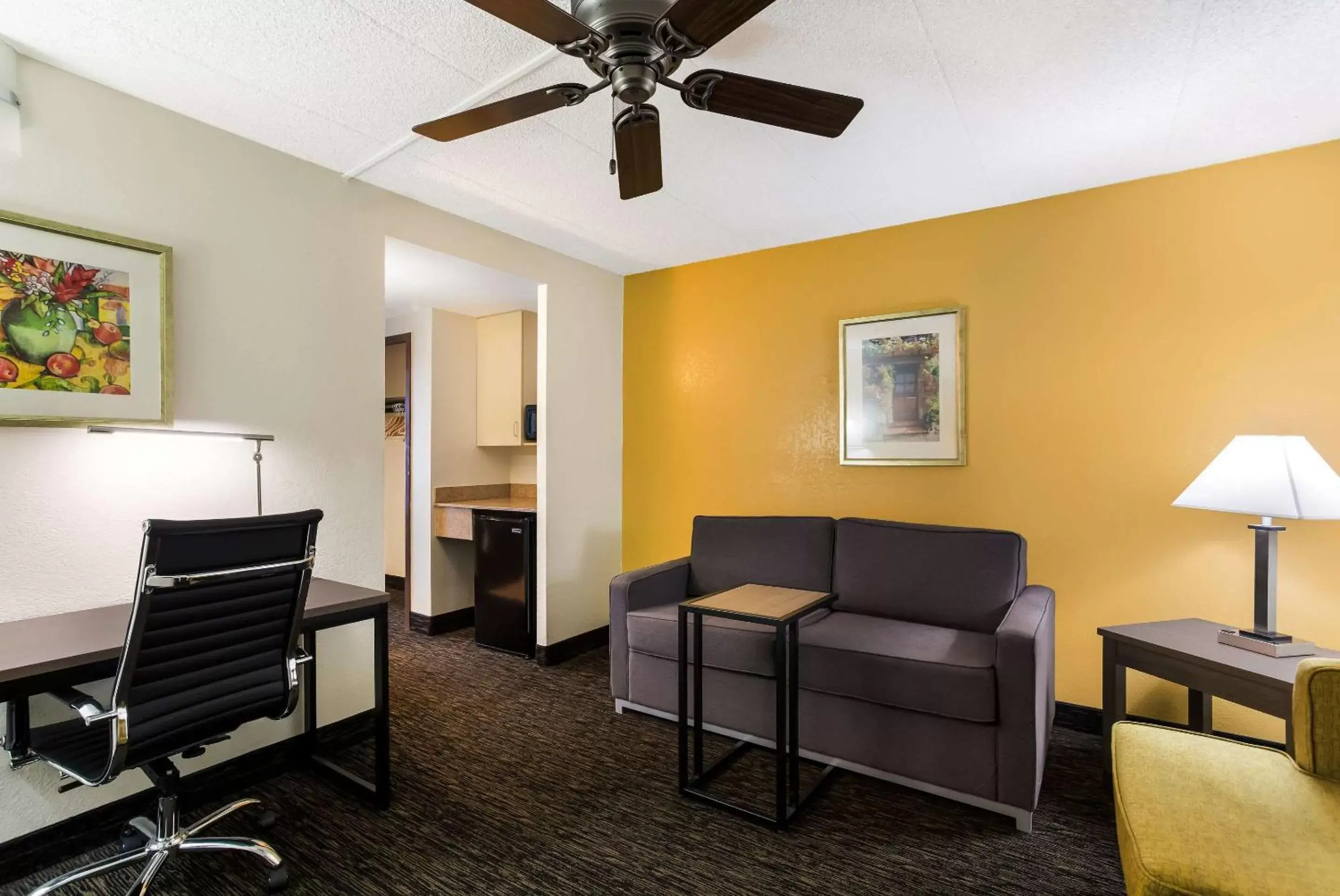 Bedroom, Seating Area in Quality Suites Milwaukee Airport