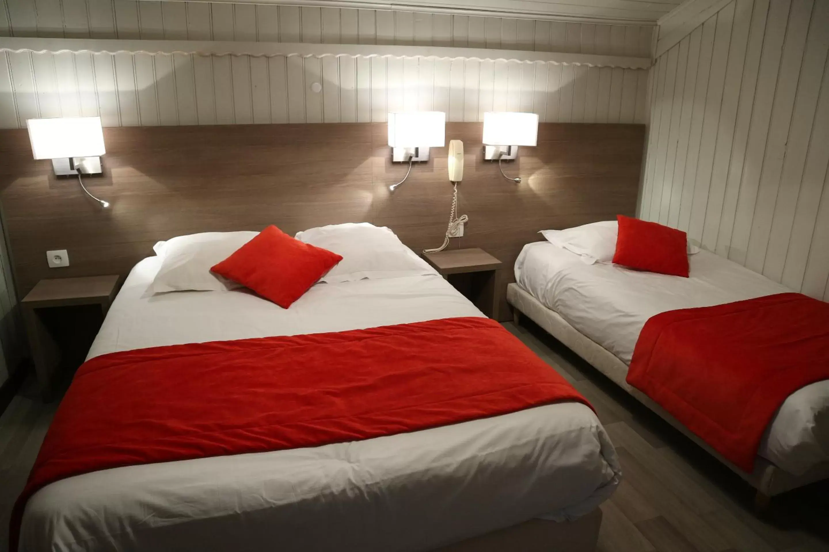 Bed in Hôtel l'Edelweiss