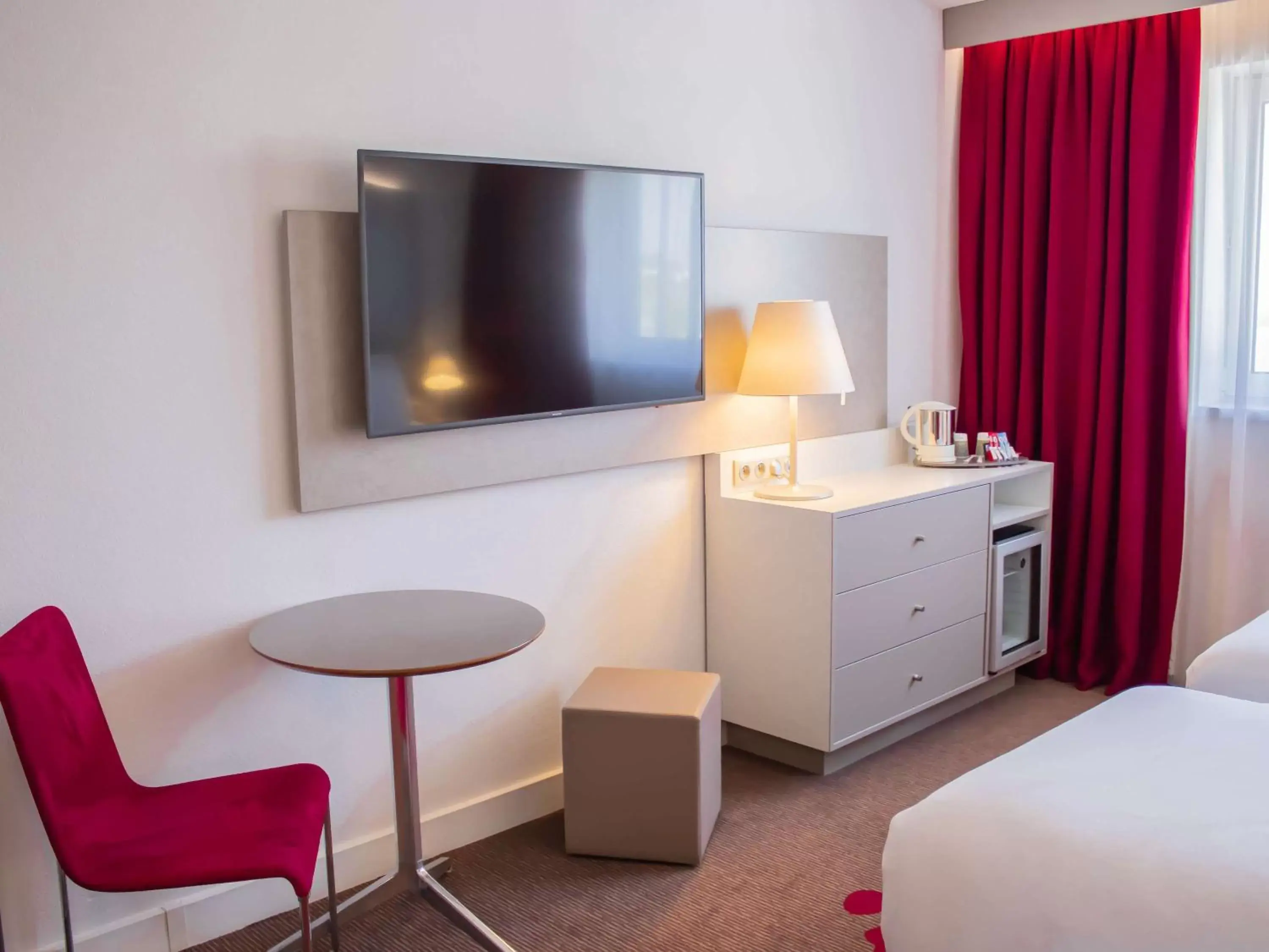 Bedroom, TV/Entertainment Center in Mercure Tours Nord