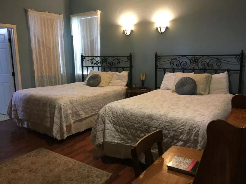 Bed in Virgil's Corner B & B