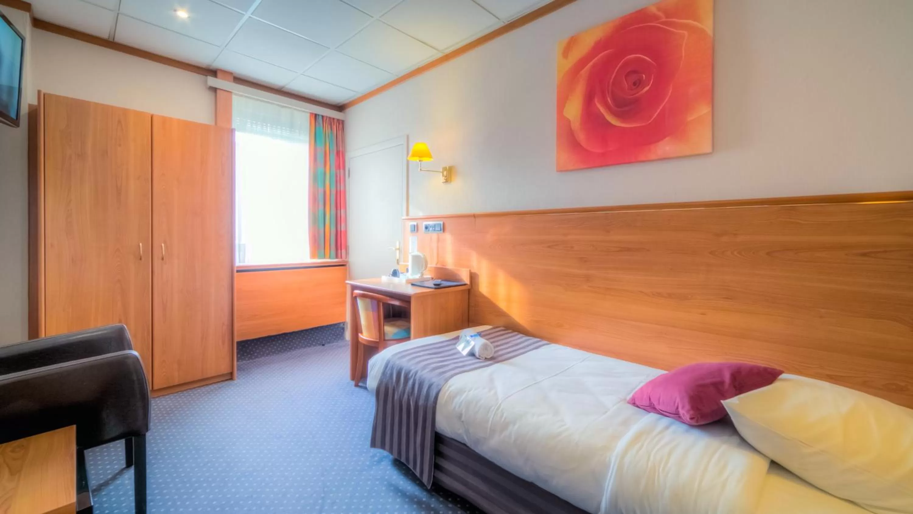 Photo of the whole room, Bed in Value Stay Menen