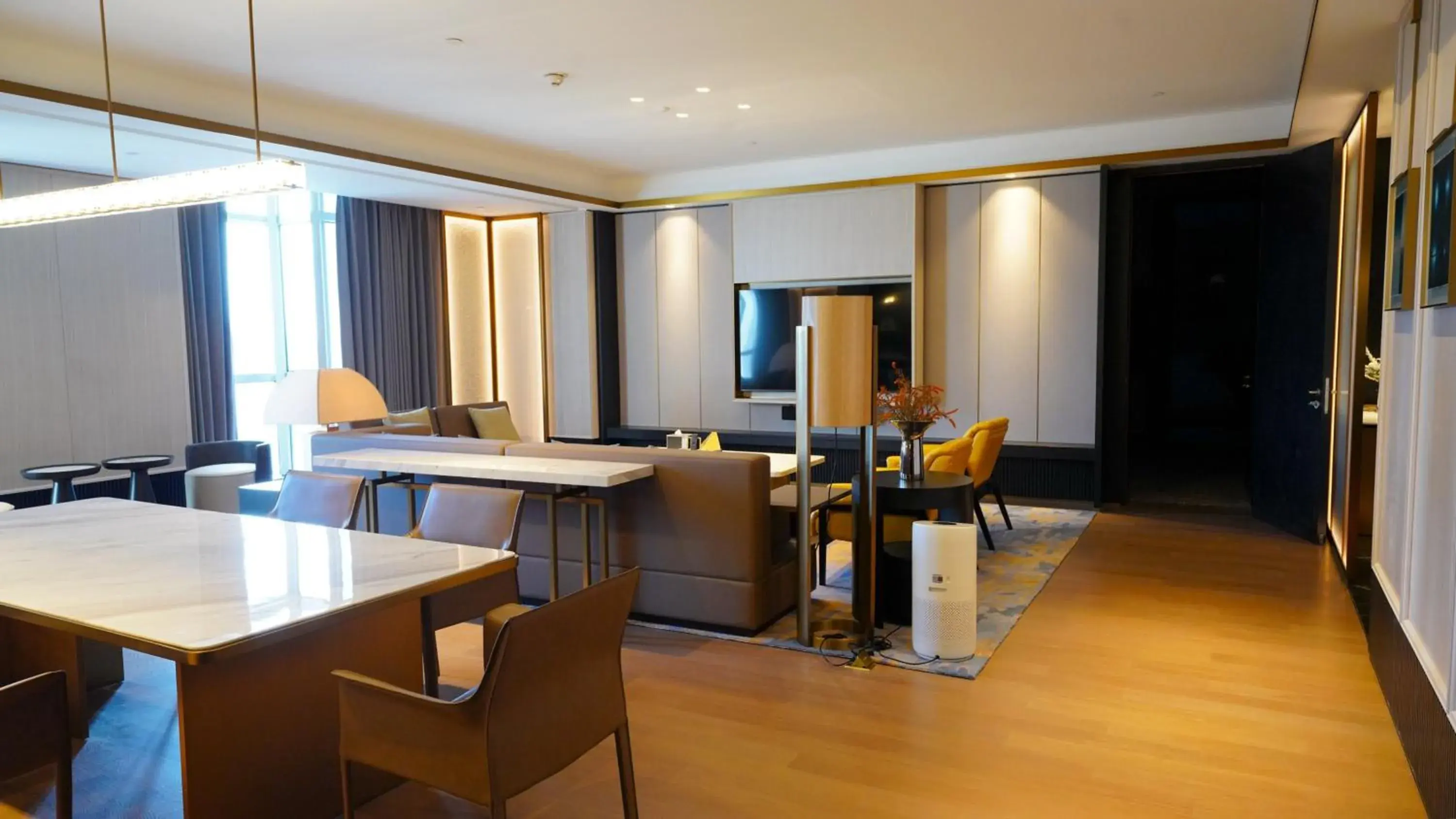 Photo of the whole room, Seating Area in InterContinental Ningbo, an IHG Hotel