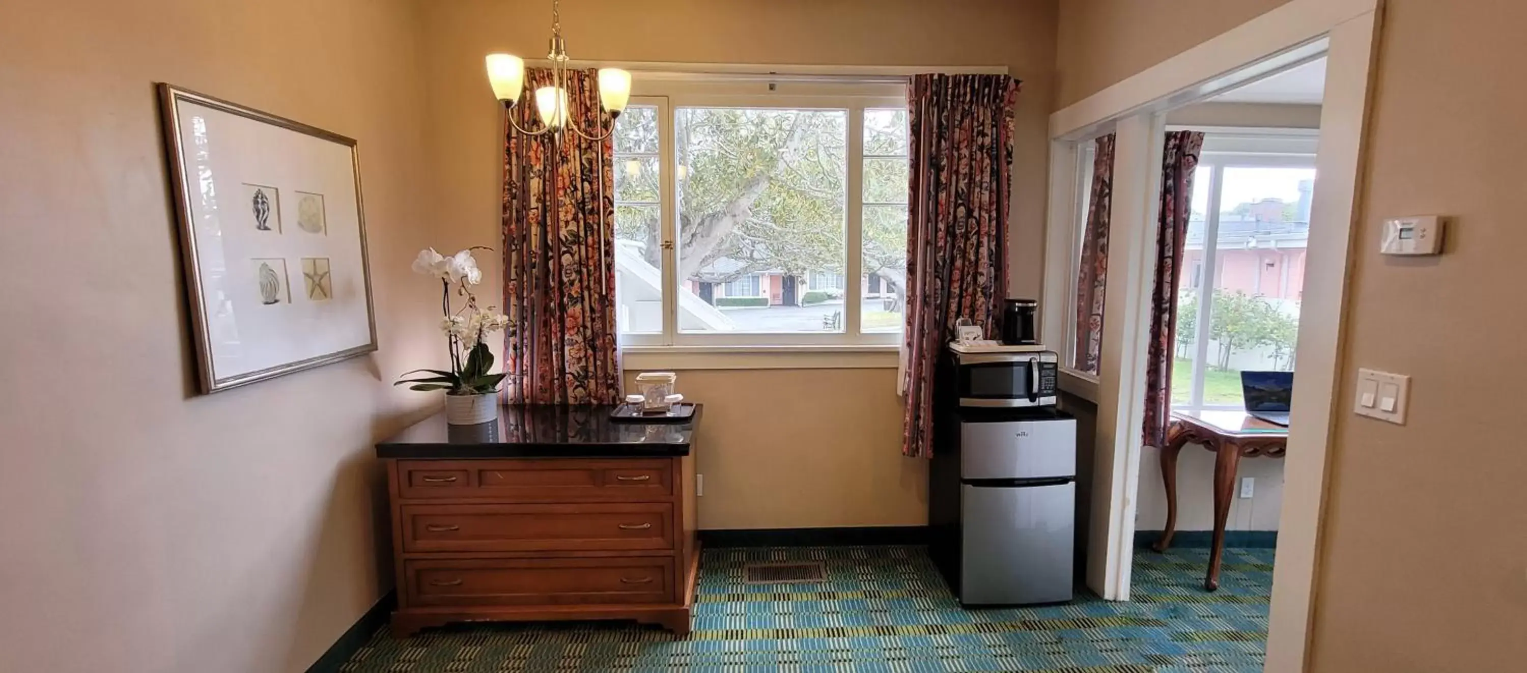 Kitchen/Kitchenette in Butterfly Grove Inn