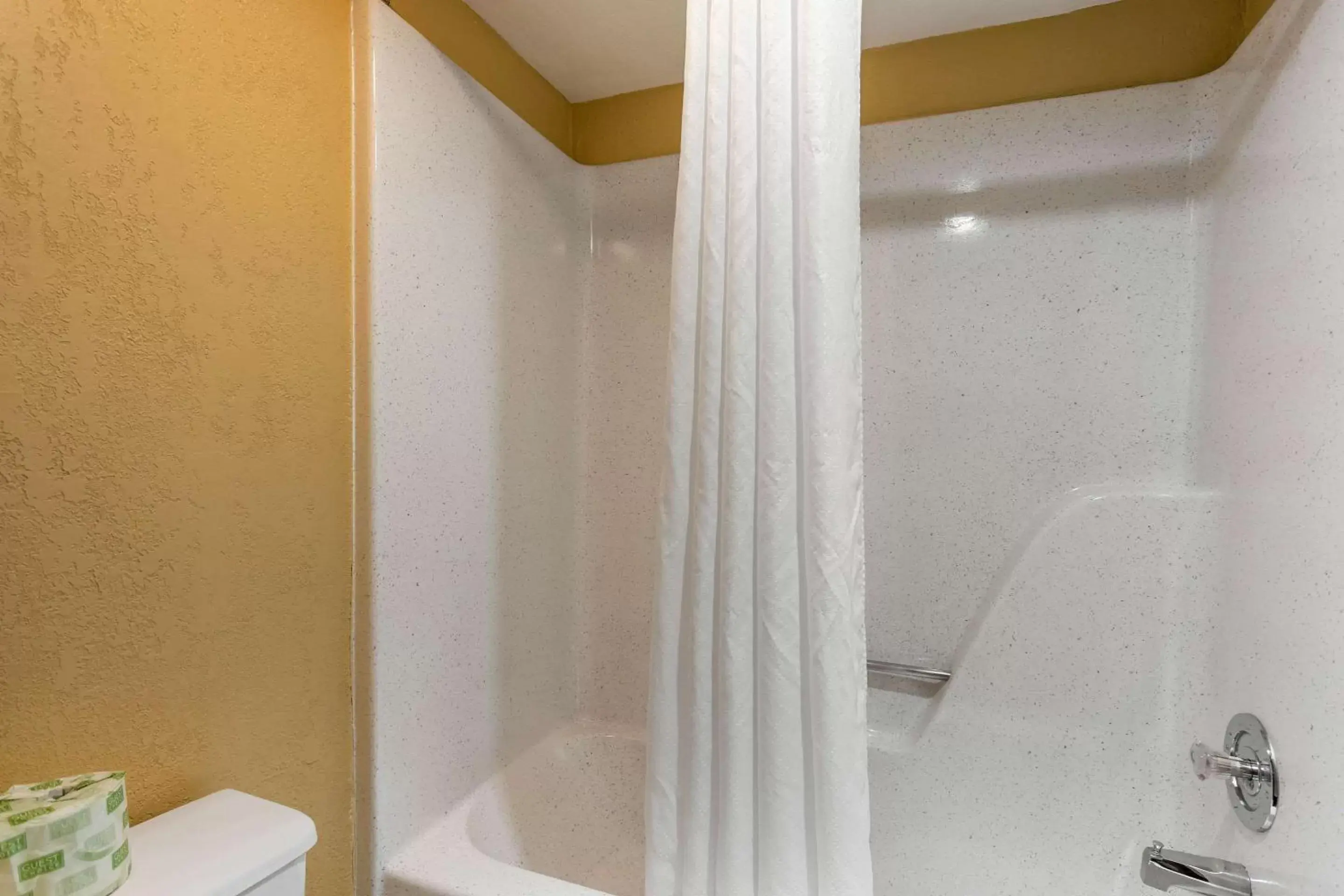 Photo of the whole room, Bathroom in Econo Lodge Belton