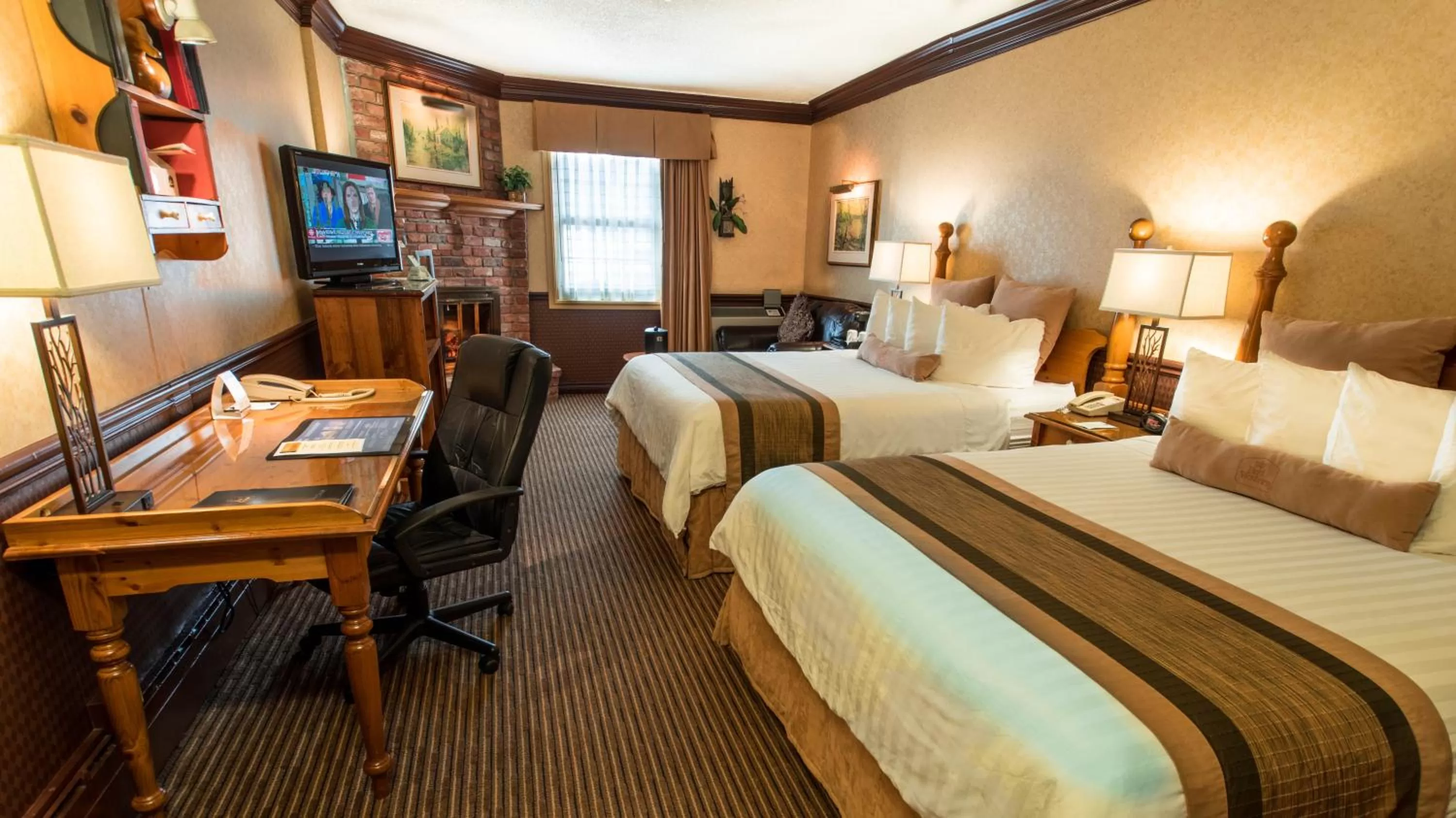 Coffee/tea facilities, Bed in Best Western Fireside Inn