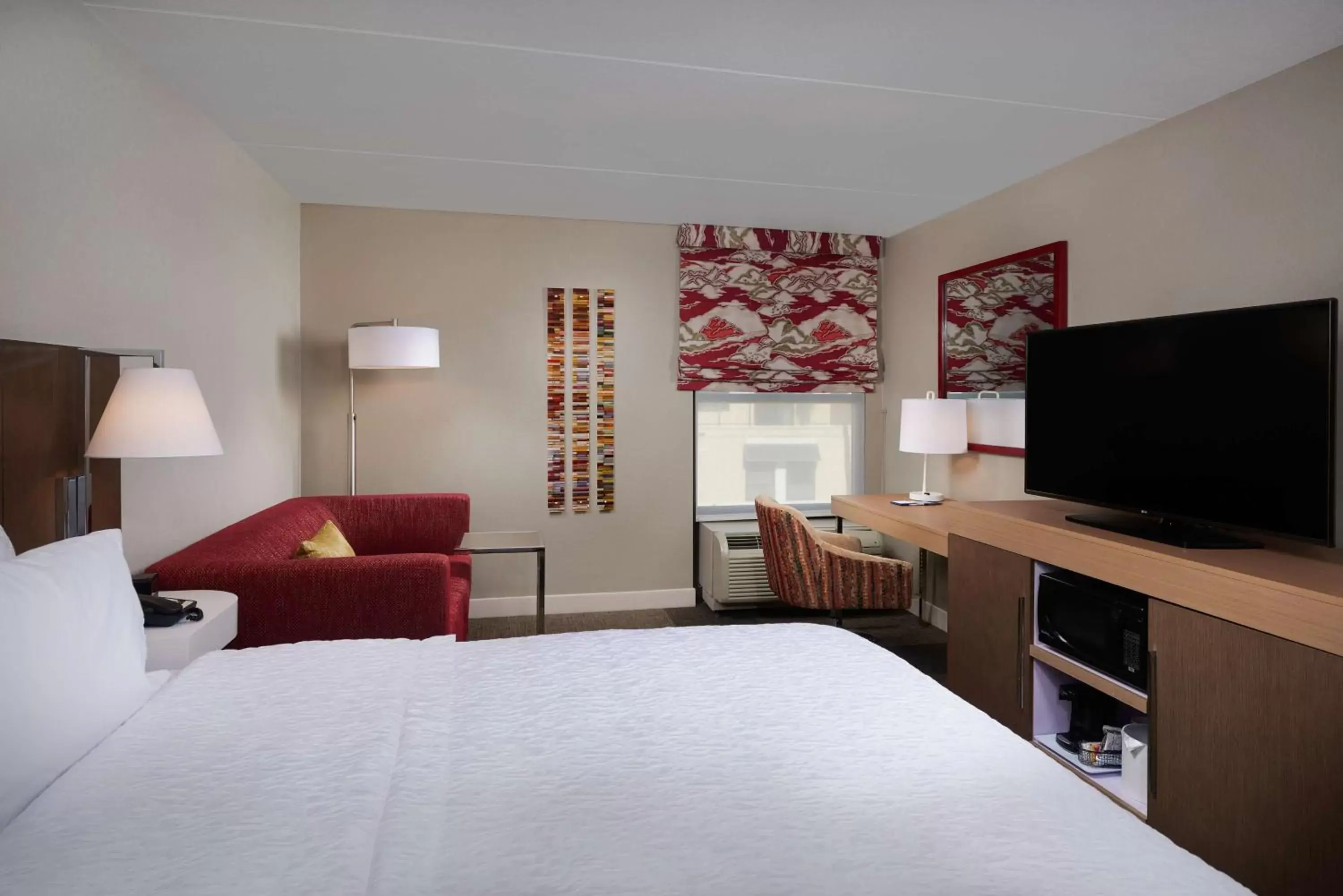 Bedroom, TV/Entertainment Center in Hampton Inn & Suites Scottsdale On Shea Blvd