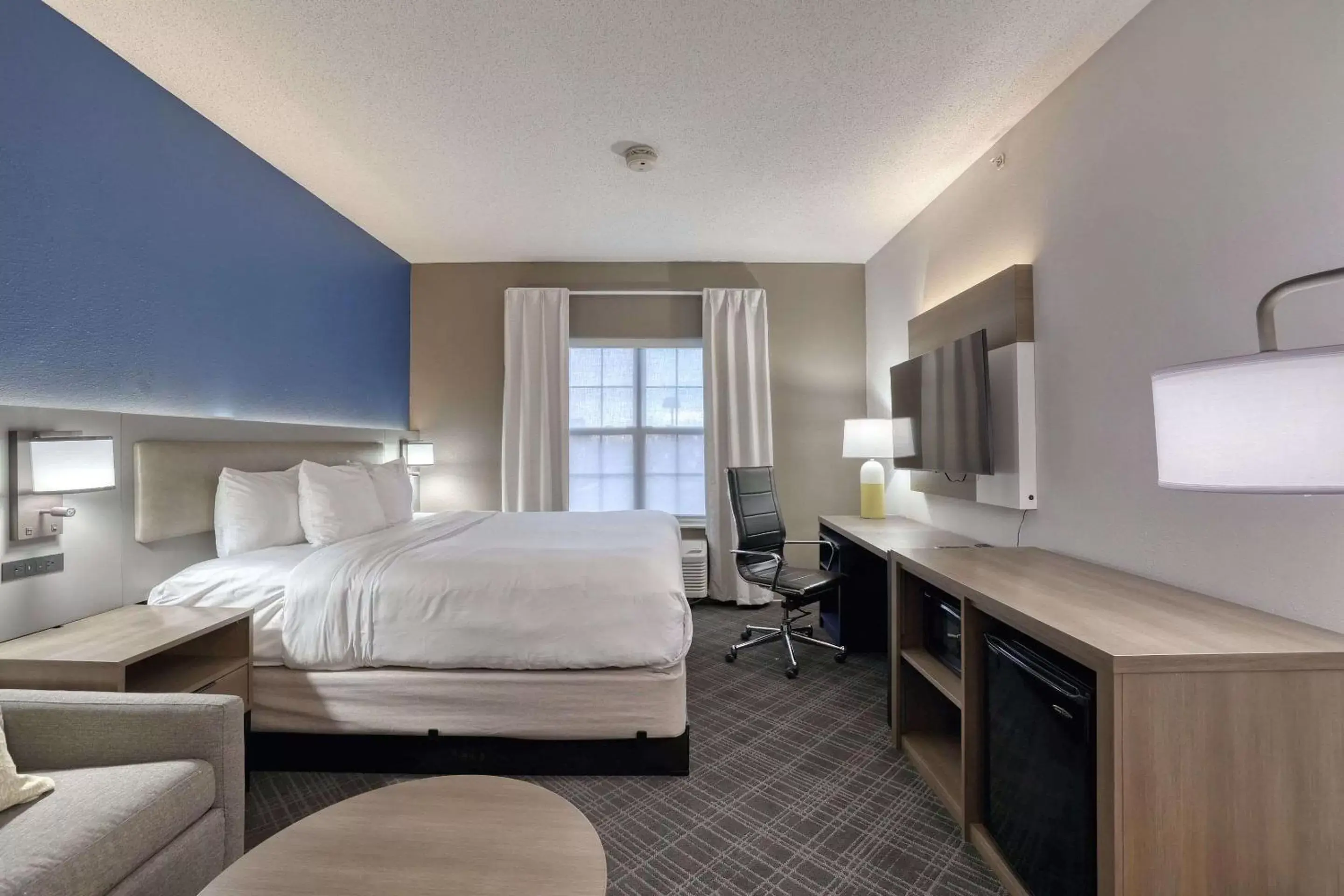 Bedroom in Comfort Suites Milwaukee Airport
