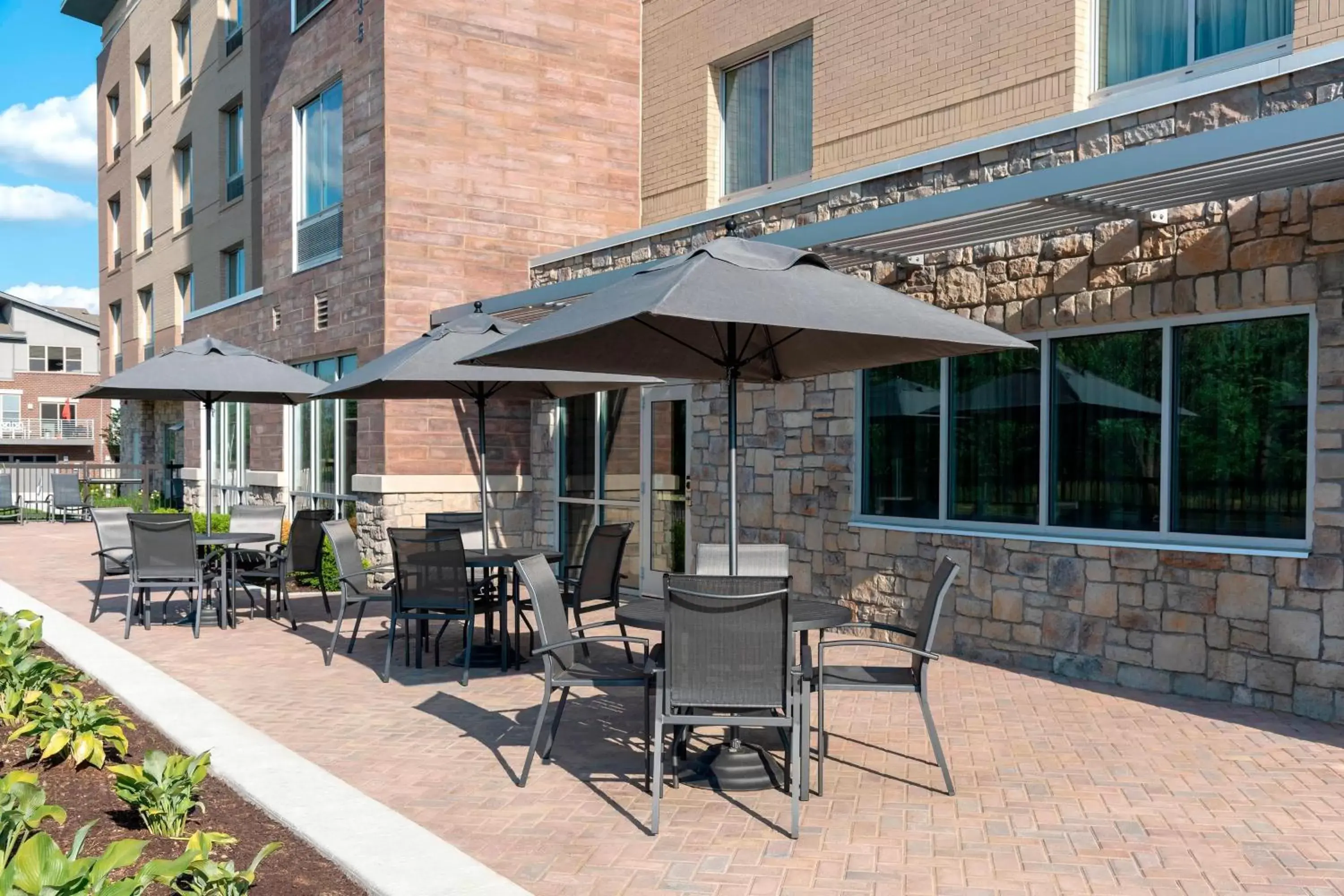 Property building, Patio/Outdoor Area in Fairfield Inn & Suites by Marriott Indianapolis Carmel