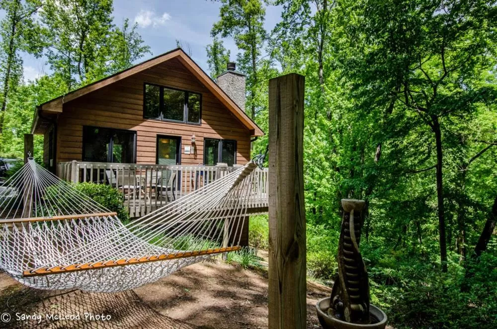 Facade/entrance in Asheville Cabins of Willow Winds
