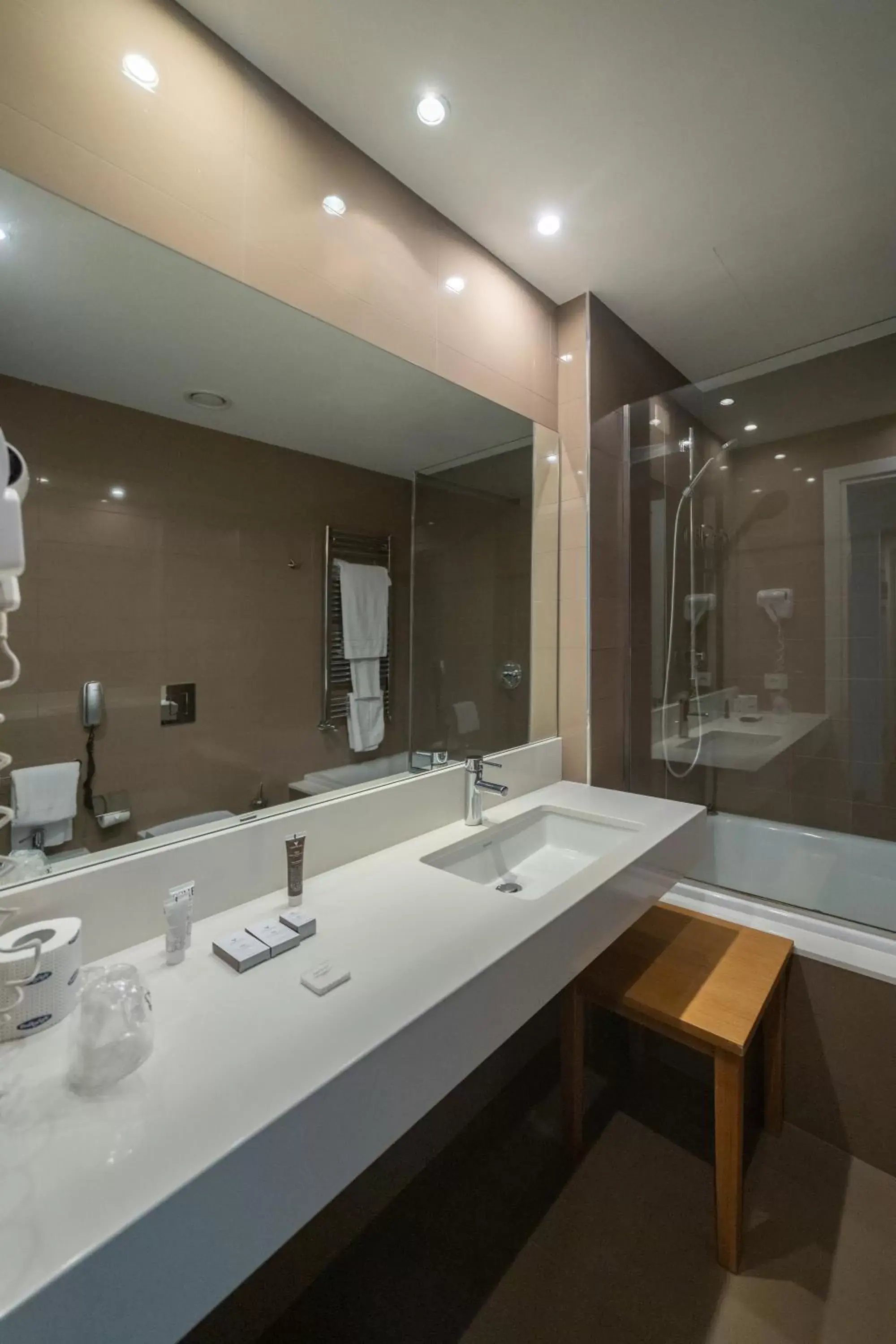 Shower, Bathroom in Parco Dei Principi Hotel Congress & SPA