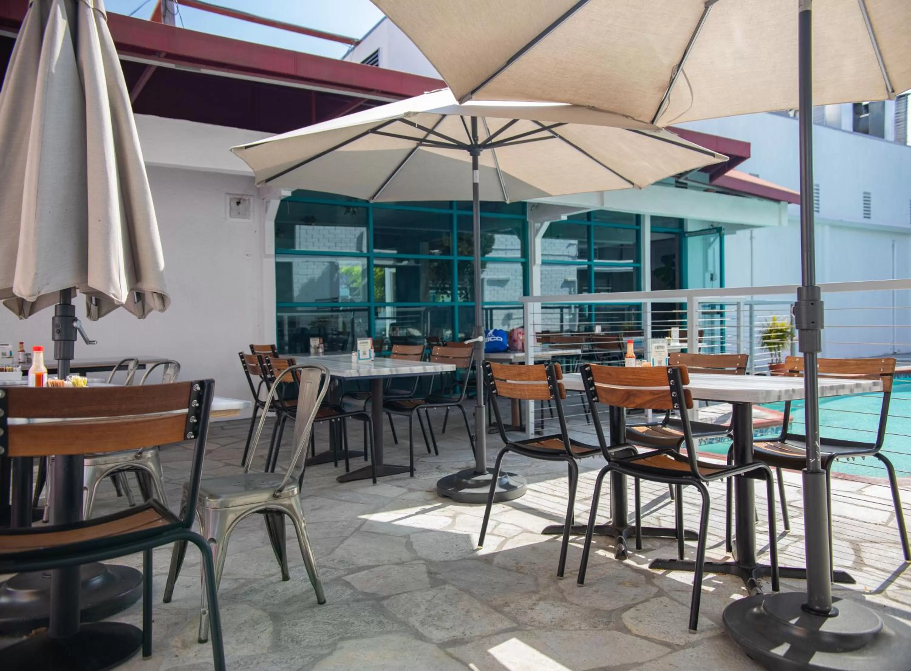 Restaurant/places to eat in Park Plaza Lodge