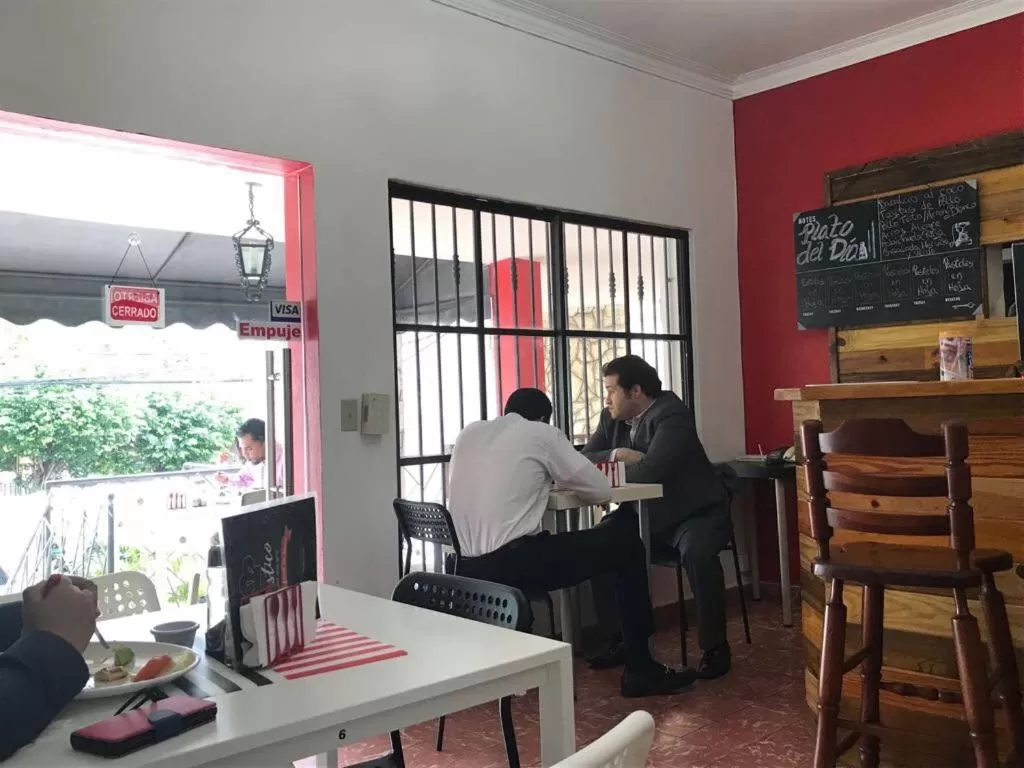 Restaurant/places to eat in Torres Apart Studio