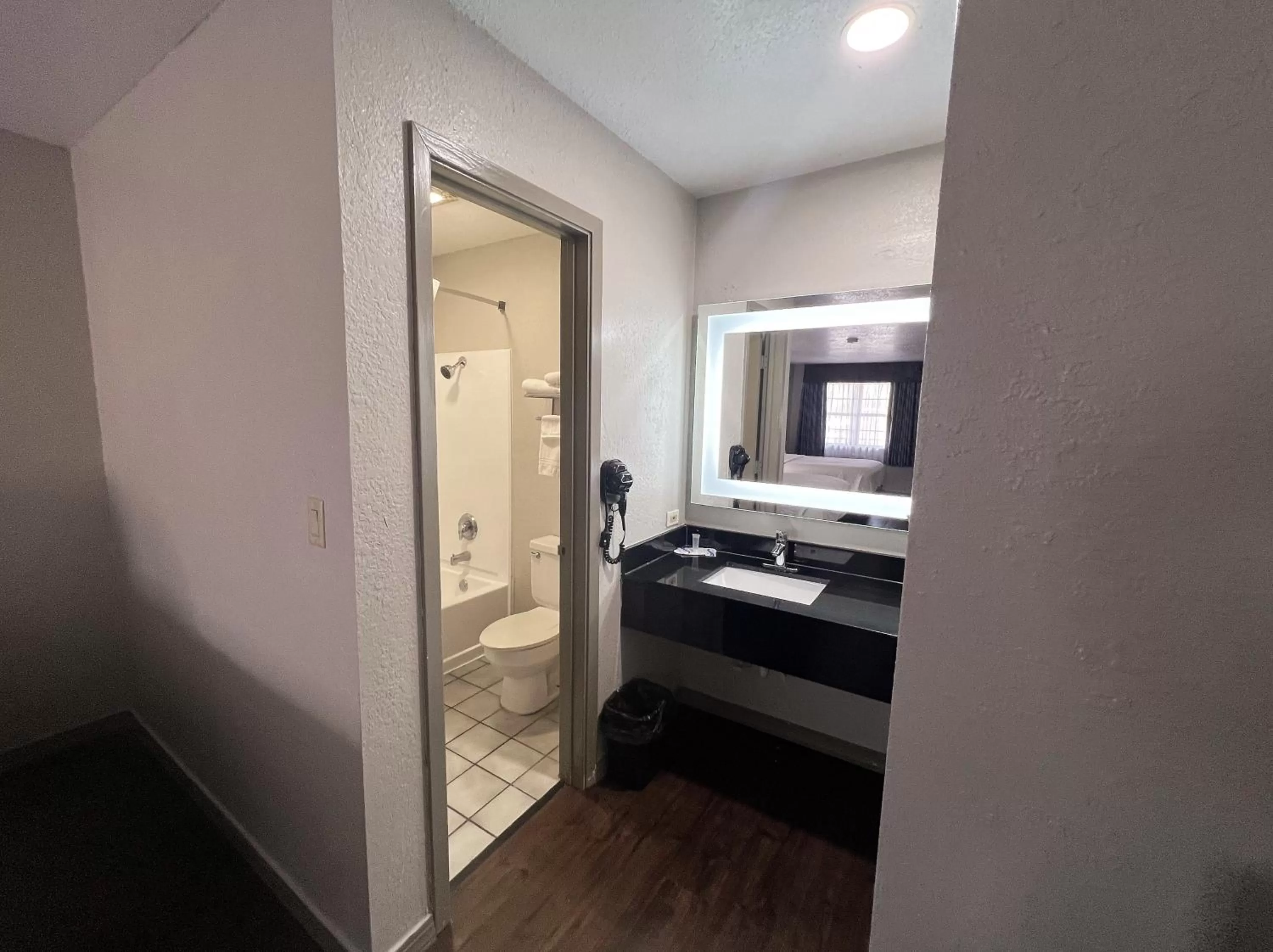 Bathroom, Bed in Days Inn & Suites by Wyndham - Canton First Monday Trade Days